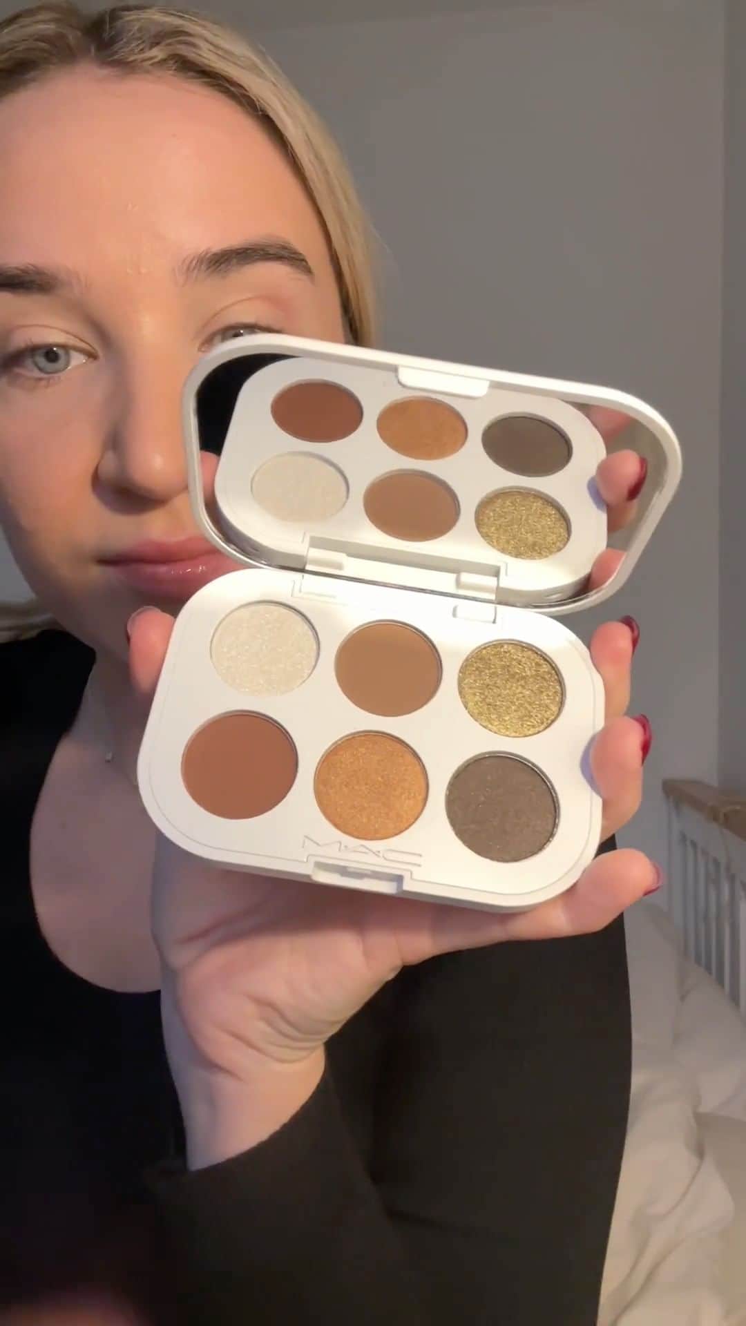 M·A·C Cosmetics UK & Irelandのインスタグラム：「We’re here for the cozy glam vibes ✨  Turn up the heat with this warm-toned soft glam eye look. It’s giving cozy but cute!   ✨ Squall Goals Eyeshadow Palette in Cabin Fever ✨ M•A•CStack Mascara   Tap to shop NOW!  @bethanccampbell  #MACCosmeticsUK #MACHoliday #MACBizarreBlizzard #ICCUK」