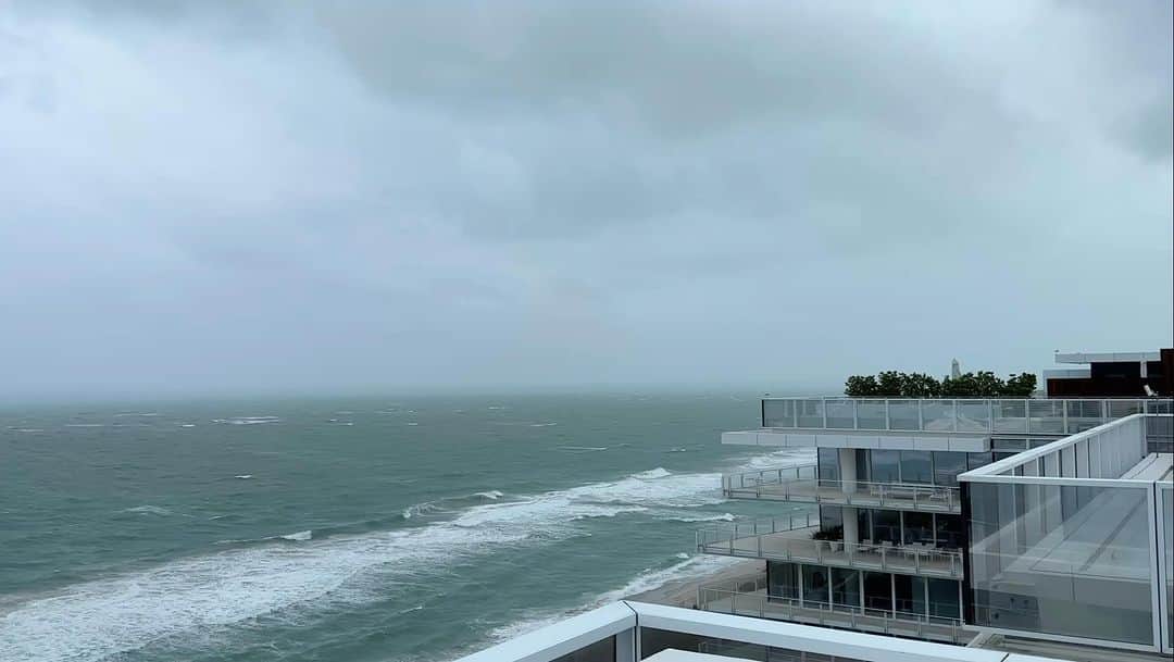 ケアリー・ハートのインスタグラム：「Crazy weather here in Florida! I do love a warm weather rain storm. Have a great week, everyone!!!!!」