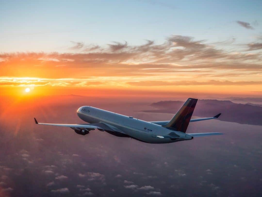 デルタ航空のインスタグラム：「Like for sunset, comment for sunrise 😎」