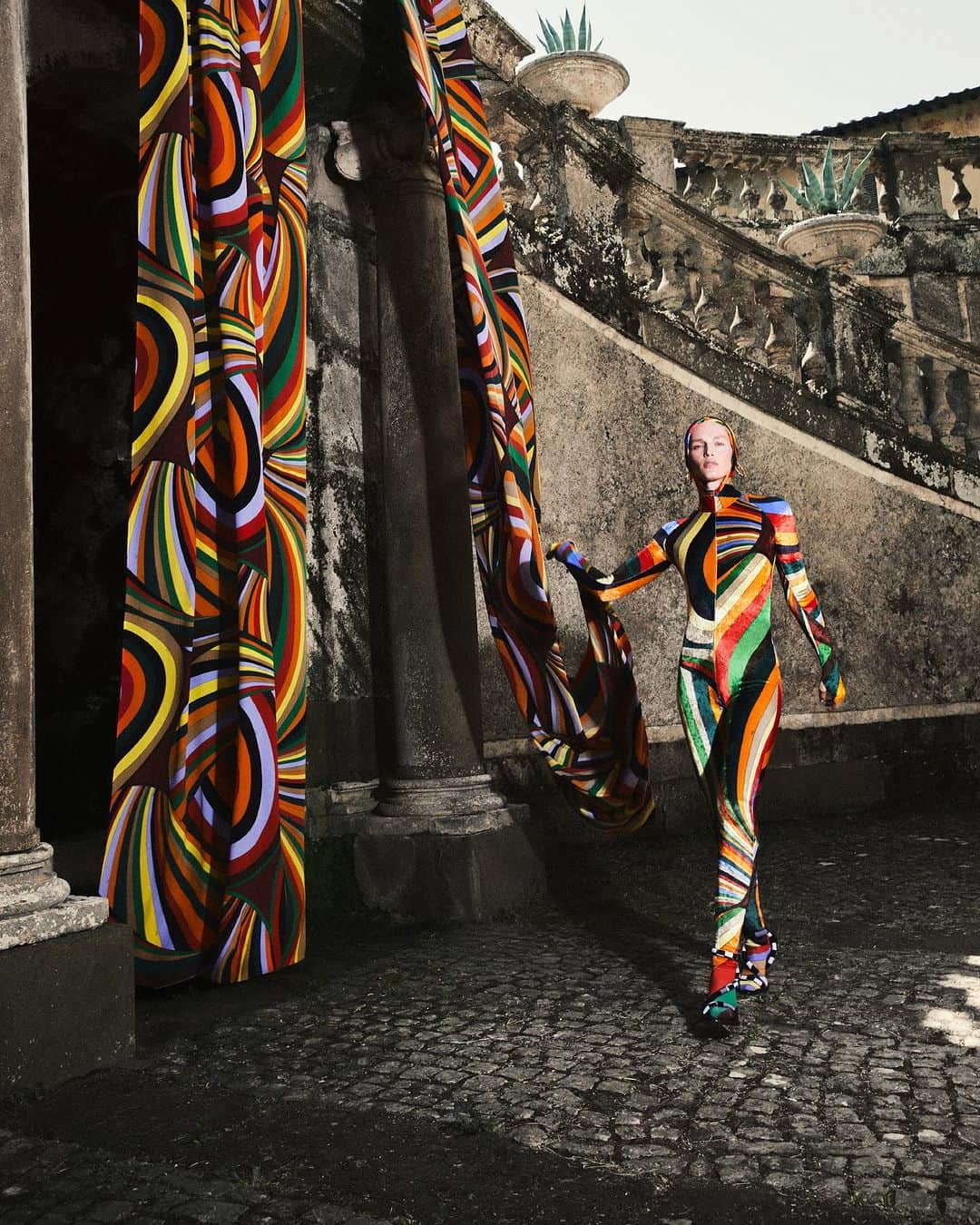 エミリオプッチさんのインスタグラム写真 - (エミリオプッチInstagram)「Get into the holiday spirit with the Iride print. Find your celebration-ready looks with the latest chapter of the Supernova collection.  #pucci #supernova #holidayseason」11月16日 1時51分 - emiliopucci