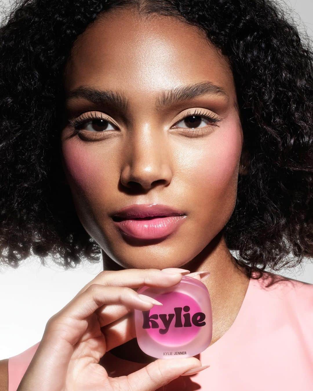 Kylie Cosmeticsさんのインスタグラム写真 - (Kylie CosmeticsInstagram)「HAUTE PINK 💖 our cool-toned pink you have to try 😘 5 new glow balms are now available on our site」11月16日 1時44分 - kyliecosmetics