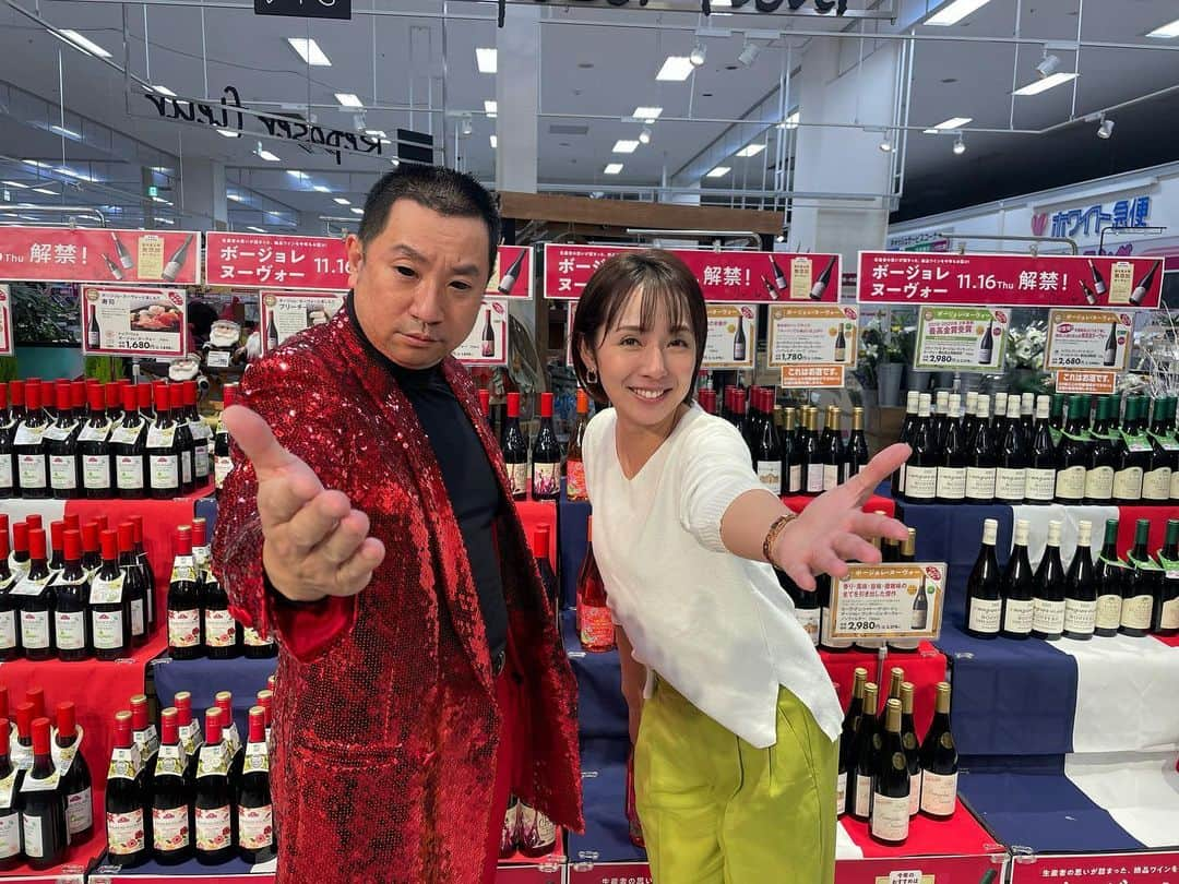 若林翔子のインスタグラム：「. . イオン仙台幸町店で今年も！ ボージョレ・ヌーボー解禁カウントダウントークショー 司会を務めさせていただきました！！  今年のゲストは レイザーラモンRGさん！！！ @rgrazorramon  …ん？大江裕…さん？笑  見つめられたら背筋がゾゾゾっとするほどの目力、 観客の皆さんを笑いの渦に巻き込む 「恐れ入ります〜」のセリフ！  涙が出るほど笑いました😂😂😂  今年のボージョレ・ヌーボーは 良い葡萄を収穫できたこともあり、 美味しく美味しく仕上がってるんだそう🍷✨  みなさんもぜひ 今年のボージョレ・ヌーボー、味わってみてね😙  あーーーーーーー 恐れ入りますぅ〜が脳内リピートハンパね〜です🤣🤣🤣🤣  #イオン仙台幸町店　#ボージョレ・ヌーボー　#解禁カウントダウン　#イベント　#トークショー　#ゲスト　#レイザーラモンrg さん　#大江裕　さん？　#司会　#MC」