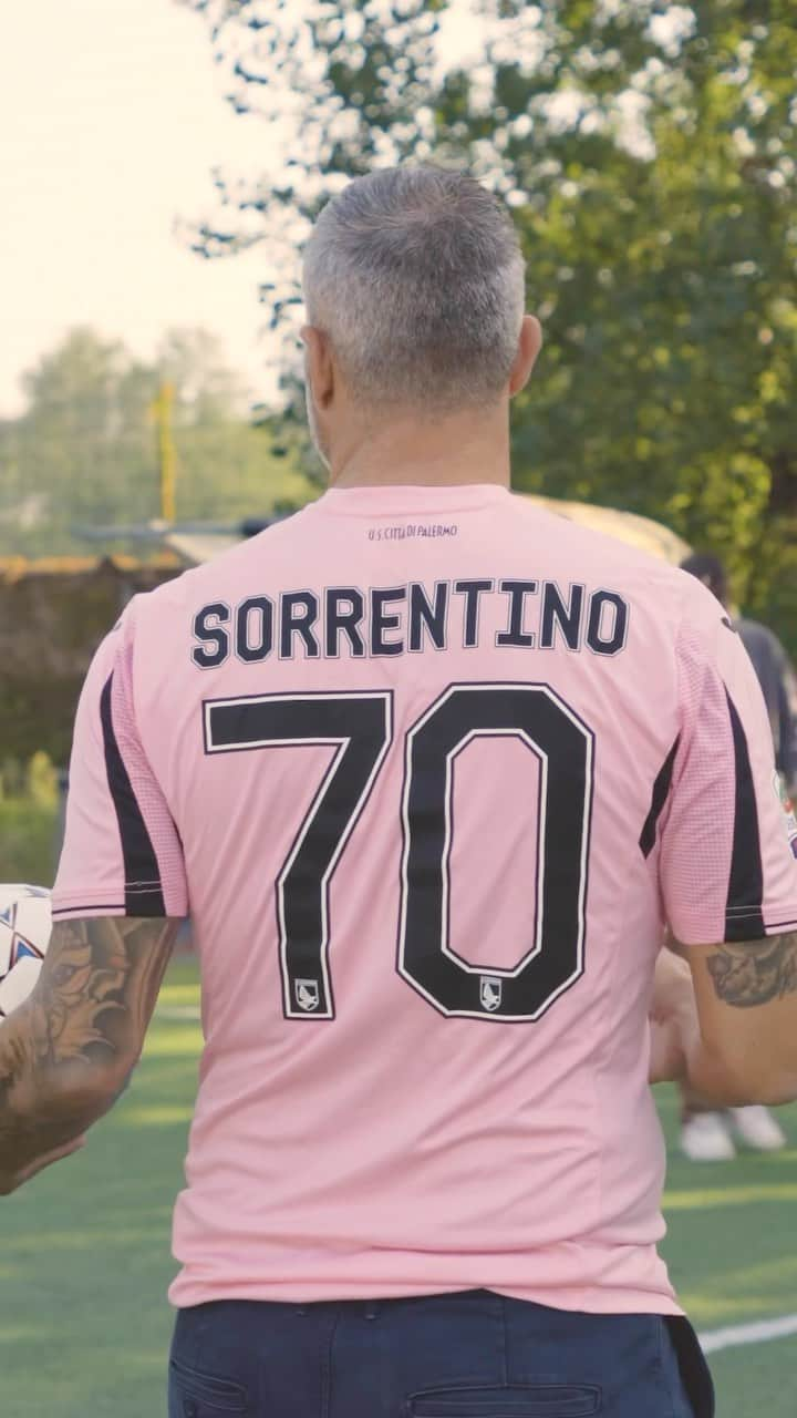 ステファノ・ソレンティーノのインスタグラム：「⚽️“Unisciti all’emozione della Training Experience offerta dall’Academy di Sorrentino, dove club, gruppi e singoli giocatori possono affinare le proprie abilità con giornate di divertimento e formazione.   ⭐️Con attrezzature all’avanguardia, tecnici specializzati e la presenza in campo dell’indimenticabile Stefano Sorrentino, ogni momento diventa un passo verso l’eccellenza.  🧤TRAINING EXPERIENCE INCLUDE  • Allenamento con la metodologia Sorrentino Academy • Esclusiva presenza di Stefano Sorrentino in campo • Opportunità di soggiorno nelle confortevoli strutture BeKings • Kit di allenamento personalizzato • Assicurazione completa per la tua sicurezza • Pasti deliziosi inclusi, in base al pacchetto scelto • Certificato di partecipazione: un riconoscimento della tua dedizione e impegno.  🥅Preparati a vivere un’esperienza unica, dove la passione per il calcio si fonde con la professionalità, portandoti un passo più vicino al tuo potenziale massimo. Scegli l’ACADEMY di Sorrentino, dove il successo è un’esperienza condivisa.”  ✍️Contatta qui:  +39 3285449407 +39 01119624387  #bekings  #sorrentino」