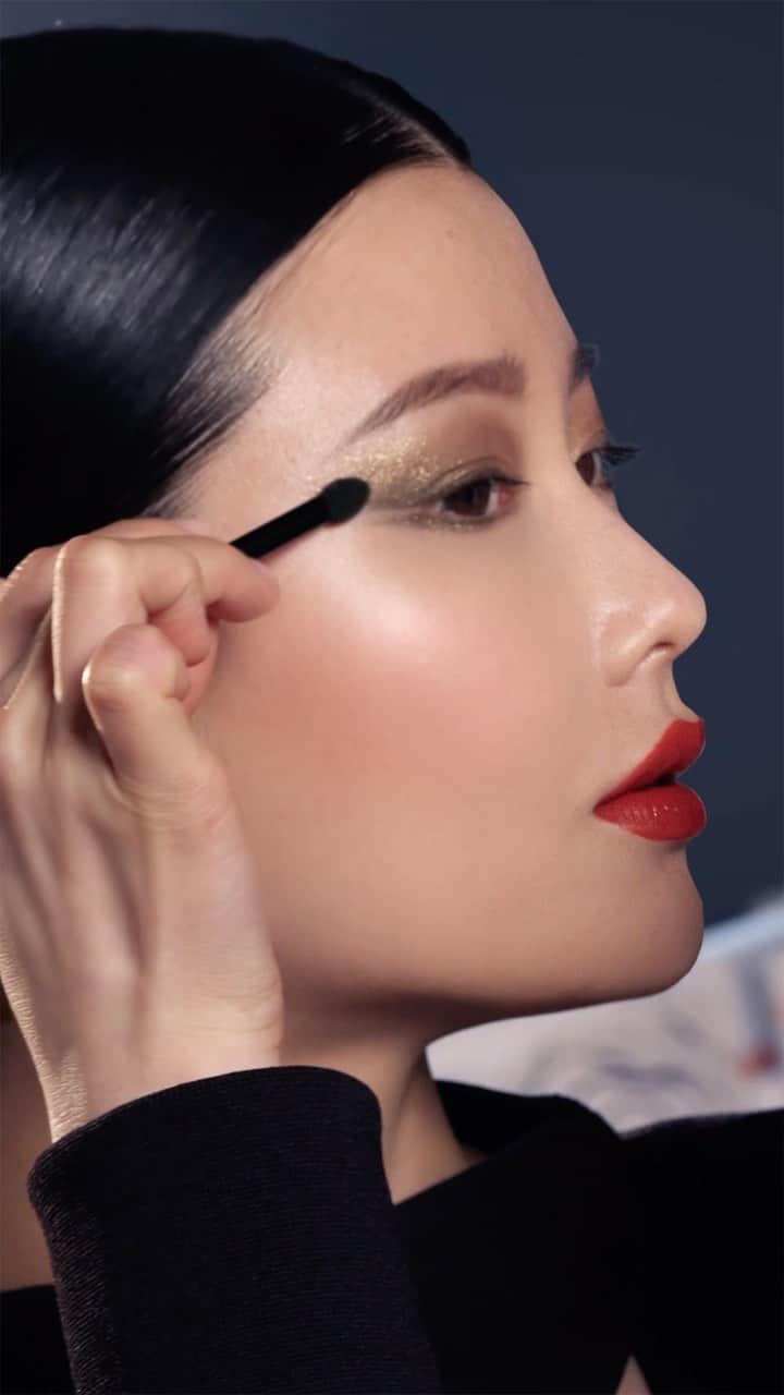 Lancôme Officialのインスタグラム：「Lancôme’s extraordinary Holiday makeup look. Discover the ideal routine to use when applying the Hypnôse Eyeshadow Palette: Advanced Génifique, Lash Idôle, and L’Absolu Rouge.  #Lancome #LancomexLouvre #Holiday23」