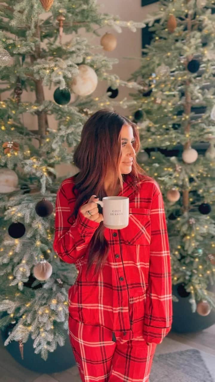 Chelsea Houskaのインスタグラム：「The @aubree.says Holiday Collection is LIVE! ❤️」