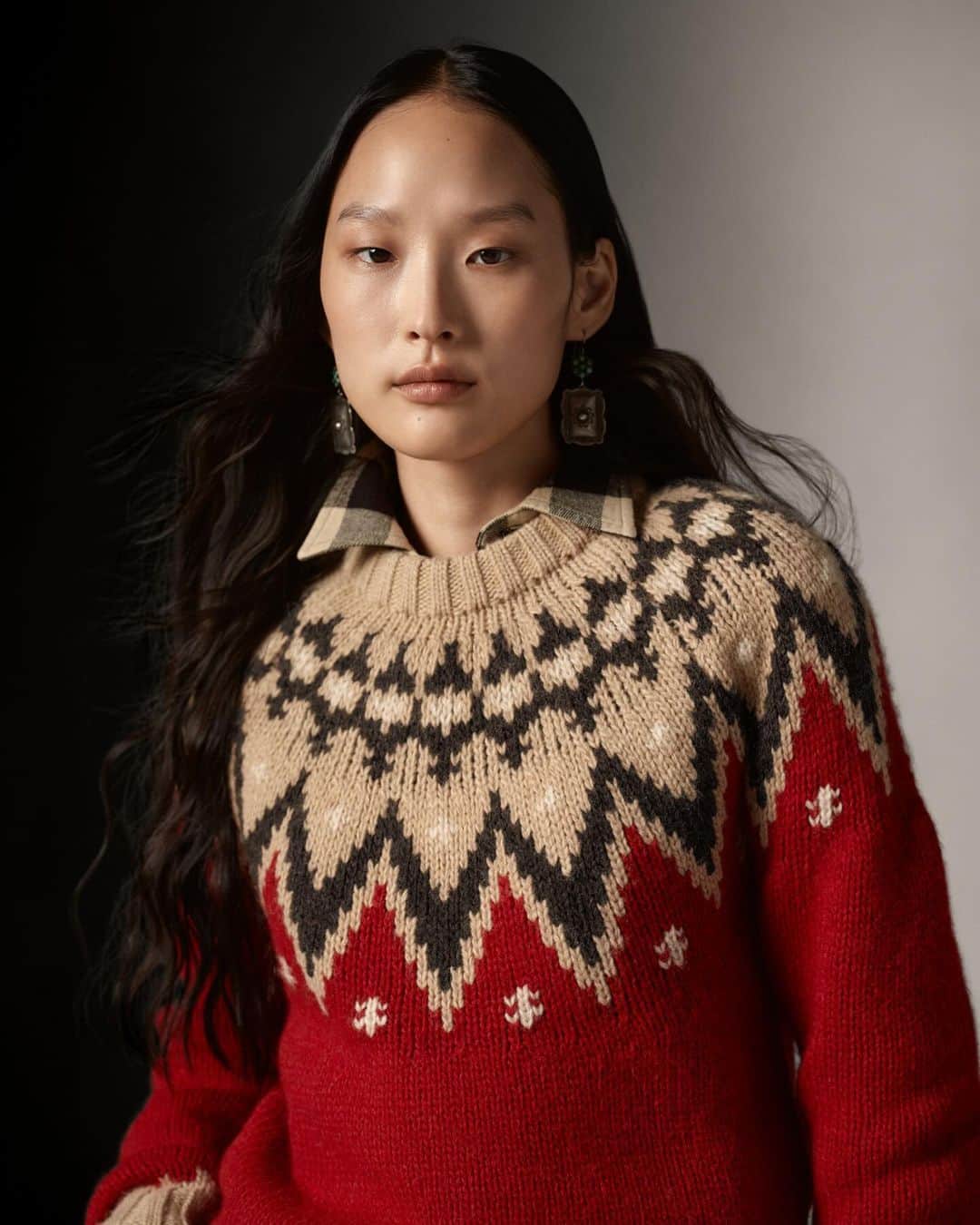 Polo Ralph Laurenさんのインスタグラム写真 - (Polo Ralph LaurenInstagram)「This season, discover our selection of warm and colorful #PoloRalphLauren holiday sweaters.  See more women’s #PoloRLStyle via the link in bio.    #RLHoliday」11月16日 1時59分 - poloralphlauren