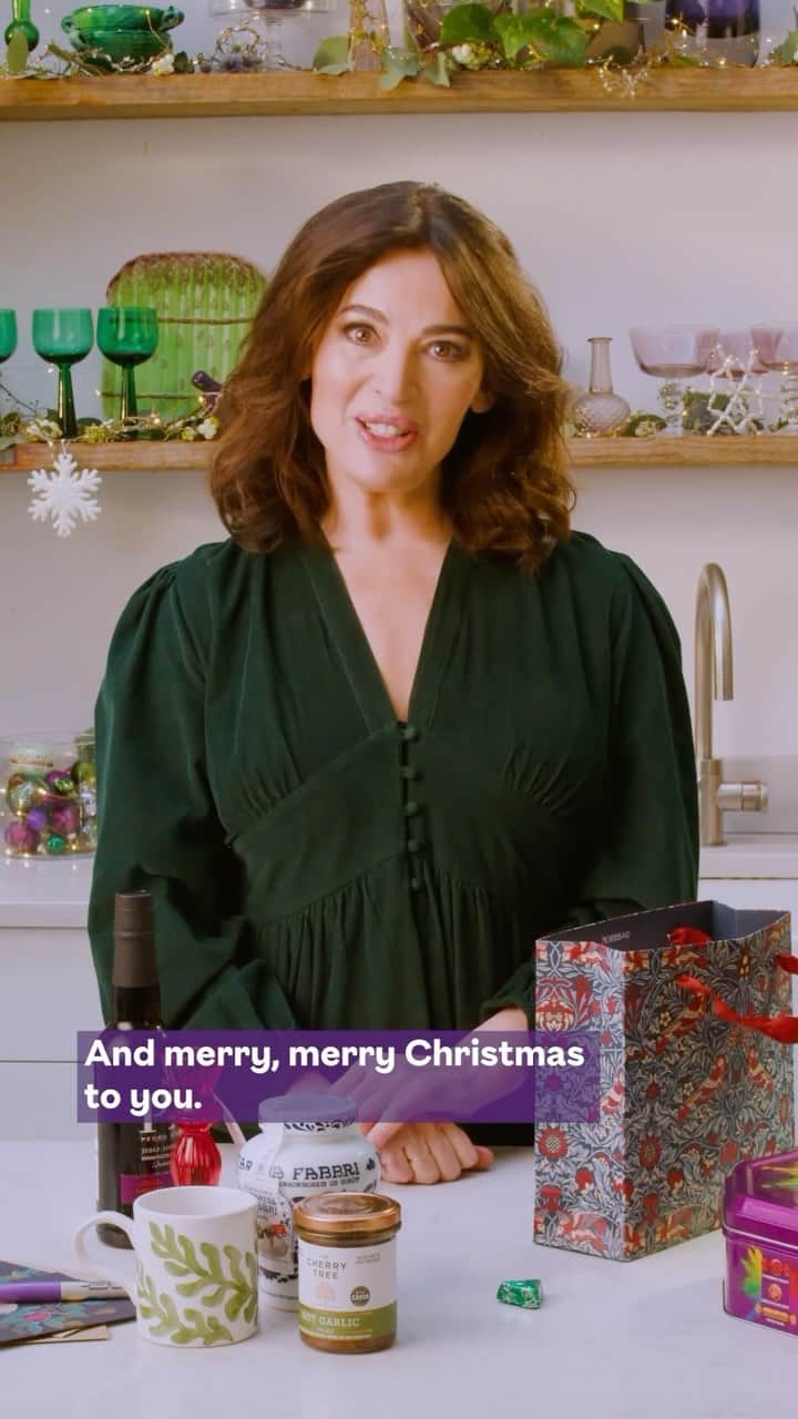 ナイジェラ・ローソンのインスタグラム：「AD I bring glad tidings! My #NigellaLoves aisle on @ocadouk has had a bit of a seasonal re-stock, and I’m impatient to share my new festive favourites with you, including a Christmassy red candlestick, some beautiful Italian preserves and my sausagemeat of choice! www.ocado.com/nigellaloves #Ocado #NigellaXOcado #OcadoJustForYou #Partnership」