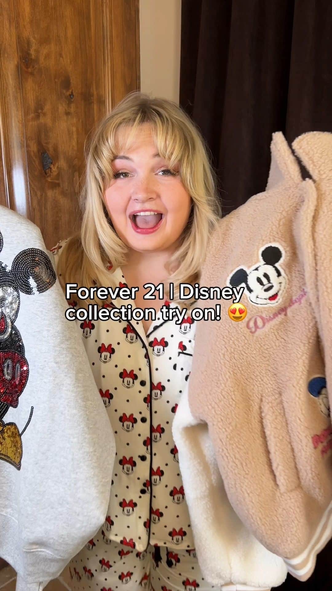 FOREVER 21のインスタグラム：「Disney | Forever 21 try on haul with @pincessshannon 🤎❄️💫⁣ ⁣ Shop the #f21disney holiday collection out now online + at your nearest Forever 21 store! @disneystyle @disneyfamily」