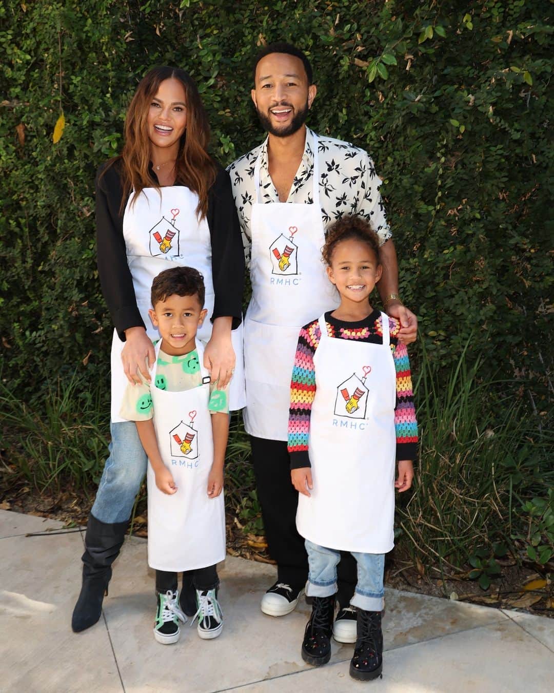 ジョン・レジェンドのインスタグラム：「I’m honored to support Ronald McDonald House Charities, an organization that helps families with sick children stay together and near leading hospitals and health care services around the world. On Sunday, my family and I shared our family tradition of making Sunday morning pancakes with the families staying at our local Ronald McDonald House in Los Angeles. As a father, I understand how important it is to have a strong support system during difficult times, which makes the mission of RMHC one that is close to my heart. #KeepingFamiliesClose #RMHCPartner @rmhc」