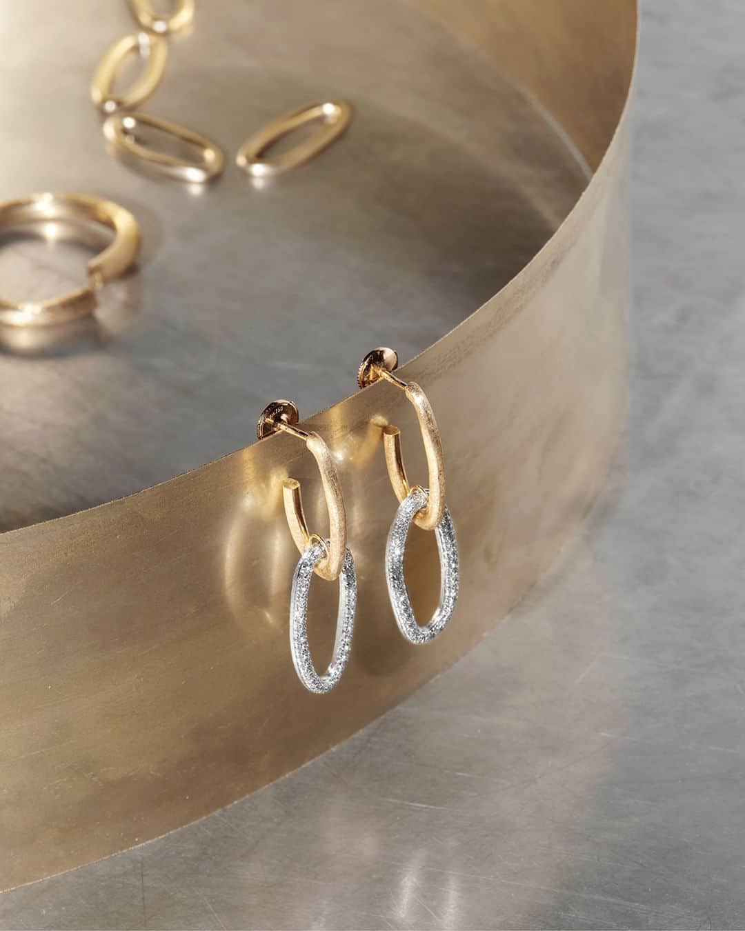 マルコ ビチェゴのインスタグラム：「Ultra-modern new interpretations. Discover the beauty of the latest additions to our Jaipur Link collection and lift up your style with these exquisite gold link earrings.  #marcobicego #jewelry #gold #madeinitaly #diamonds #engraving」