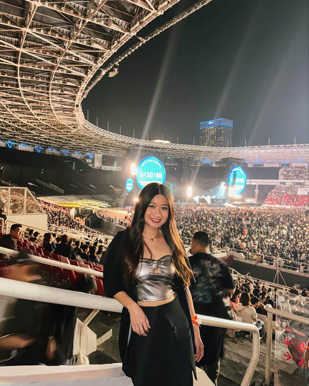 ソニア・ナタリアのインスタグラム：「Another concert unlocked 🤍 #coldplayindonesia」
