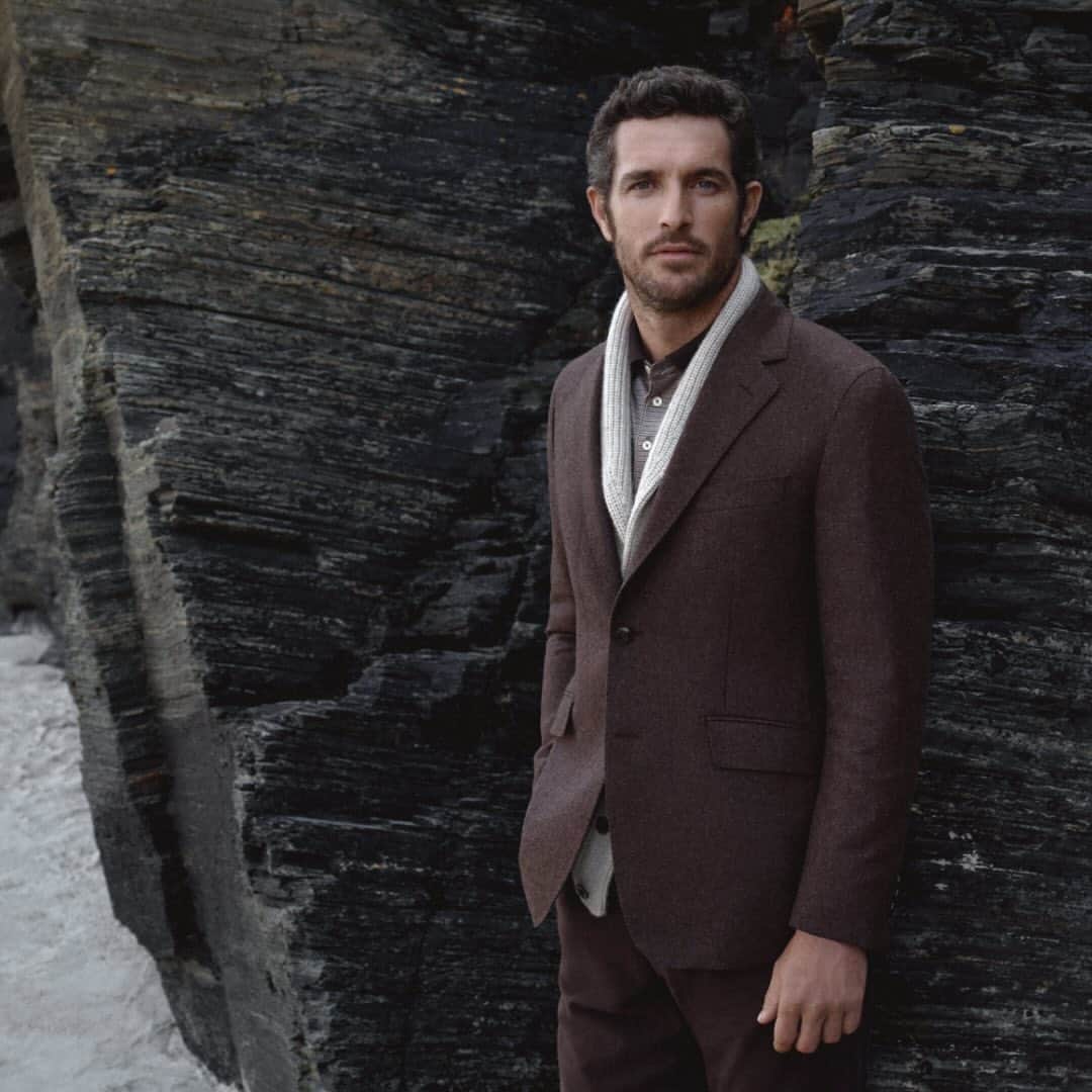 ハケットのインスタグラム：「Embrace the approaching season and equip yourself with our stylish staples to see you into the winter months effortlessly.  Our suggestion? Don a luxury hybrid blazer with a removable suede bib. Layer it over our beautifully soft shawl cardigan knitted with merino wool and cashmere and complete your look with the iconic Hackett moleskin trousers.  #HackettLondon #HowToHackett」