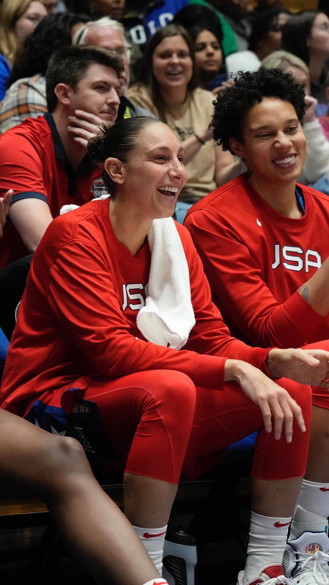 USA Basketballのインスタグラム：「Dee’s got eyes in the back of her head 👀  🇺🇸 #USABWNT」