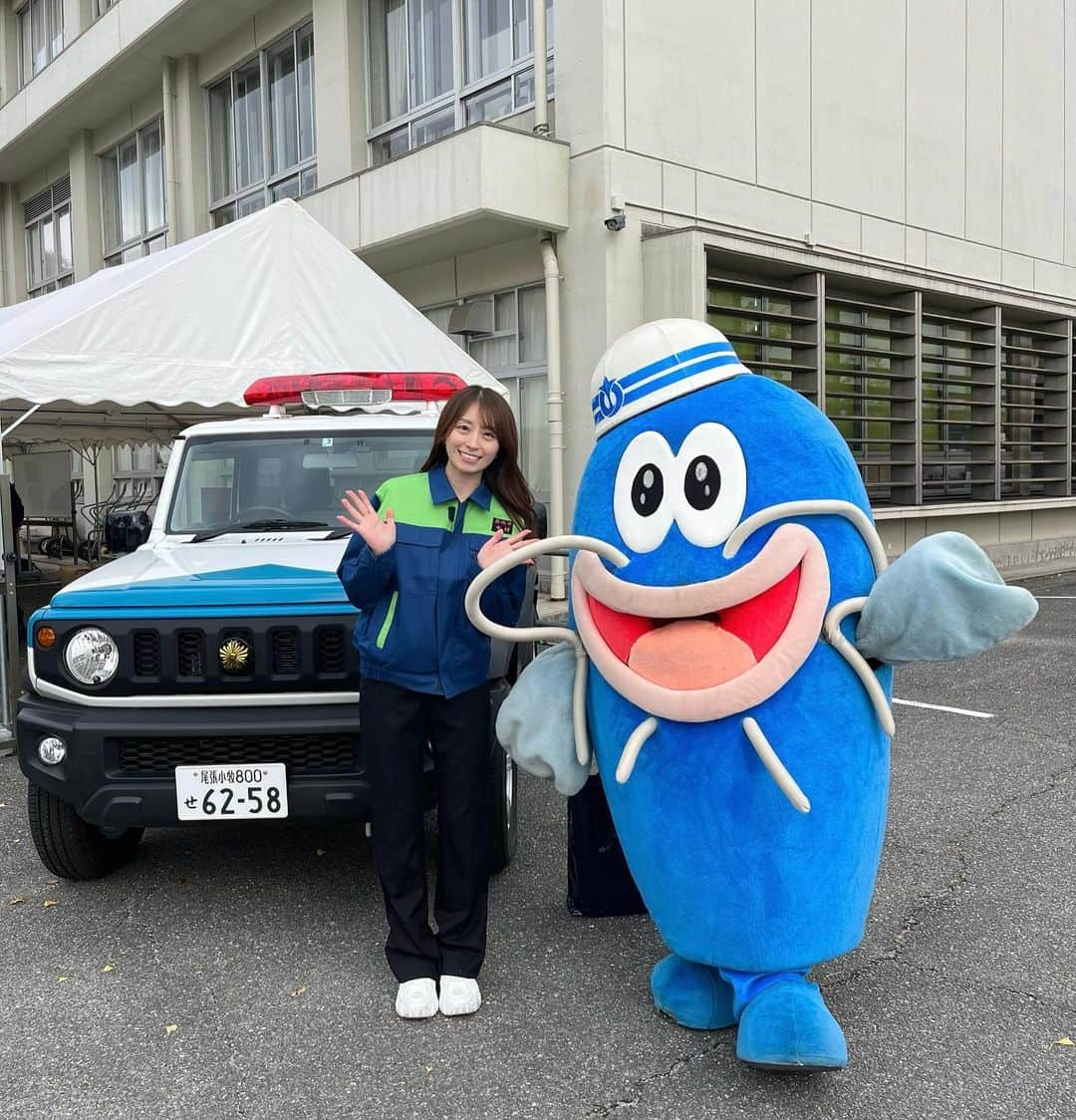 中村優花のインスタグラム：「🚒🤍  #ユウカと防災訓練！  🚒🤍  週末に総合防災訓練が行われました！ 地震を体験できるなまず号、経験したことのない激しい揺れで本当に恐ろしかったです。  災害は時間も場所も選ばずにきますから常日頃の対策が必要です。 南海トラフ地震もずっとくるといわれていますから危機感を感じながら、緊張感を抱きながらの参加となりました。  会場では開会式の司会させていただきましたー！  参加してくださった皆様、寒い中ありがとうございました✨  防災意識が高まる時間となりました🙏🙏  写真は、ナマズンとϵ( 'Θ' )϶  自衛隊の皆様もいらしたのですがバイクも車もカッコよかったー！  #へきなん広報大使」