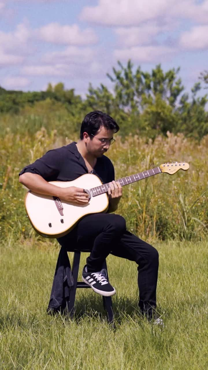 Fender Guitarのインスタグラム：「@gab3flow is proof that the Highway Series can go with you anywhere. 🌾 Where would you take it? Head to the link in bio to learn more.   Filmed by @jayguzmanproductions」