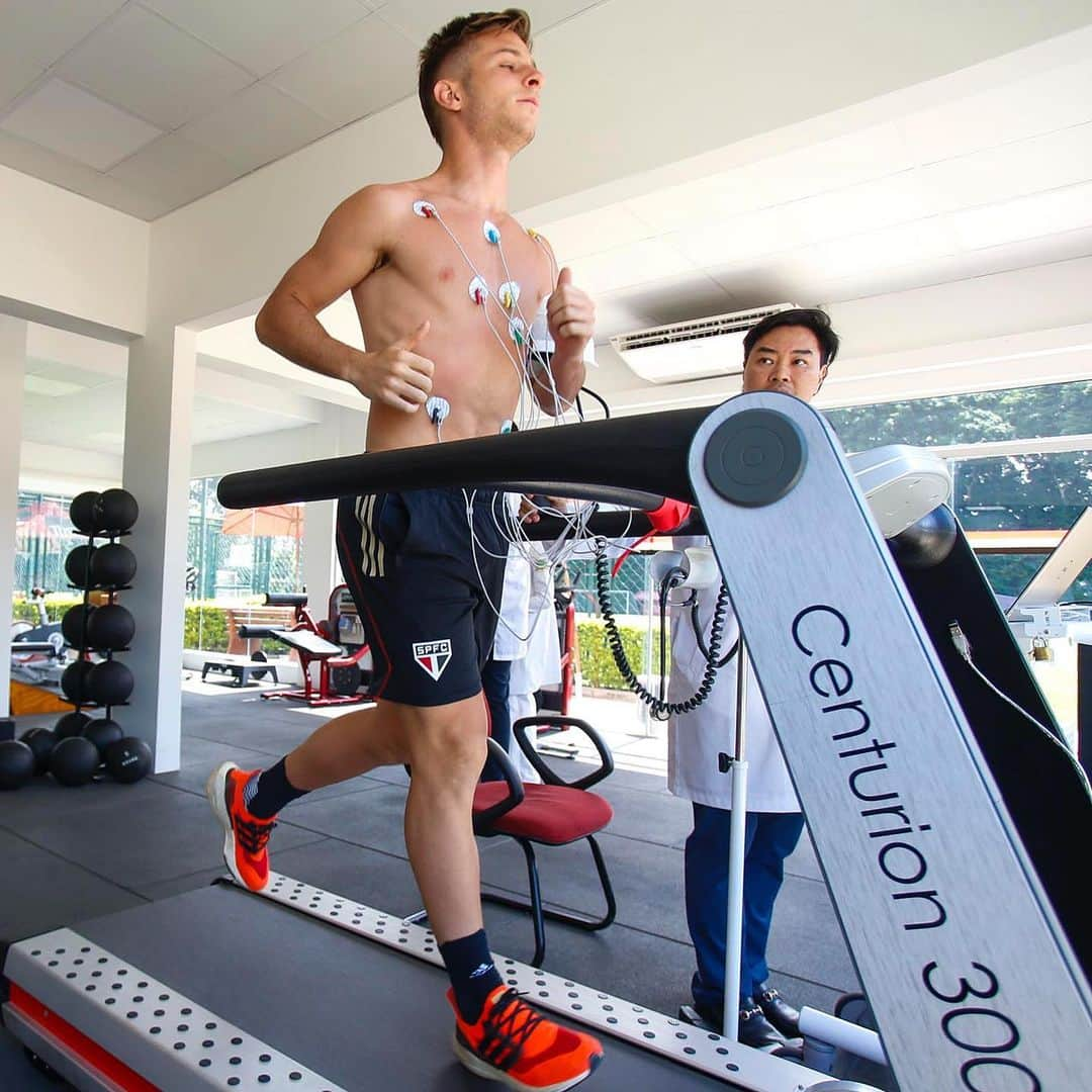 São Paulo FCのインスタグラム：「🔛 Início dos testes clínicos e da avaliação cardiológica completa.  Em parceria com o Hospital Albert Einstein, que enviou uma equipe de profissionais especializados, e a Micromed, empresa que disponibilizou todos os equipamentos necessários, a primeira parte do elenco realizou teste ergométrico, eletrocardiograma e ecocardiograma, além de avaliações clínicas nesta quarta-feira.  Esta é a primeira vez que os atletas podem fazer a bateria de exames no Centro de Treinamento da Barra Funda, sem a necessidade de deslocamento para um hospital.  O restante do grupo passará pela bateria nesta quinta-feira (16).  #VamosSãoPaulo 🇾🇪  📸 Miguel Schincariol / saopaulofc」