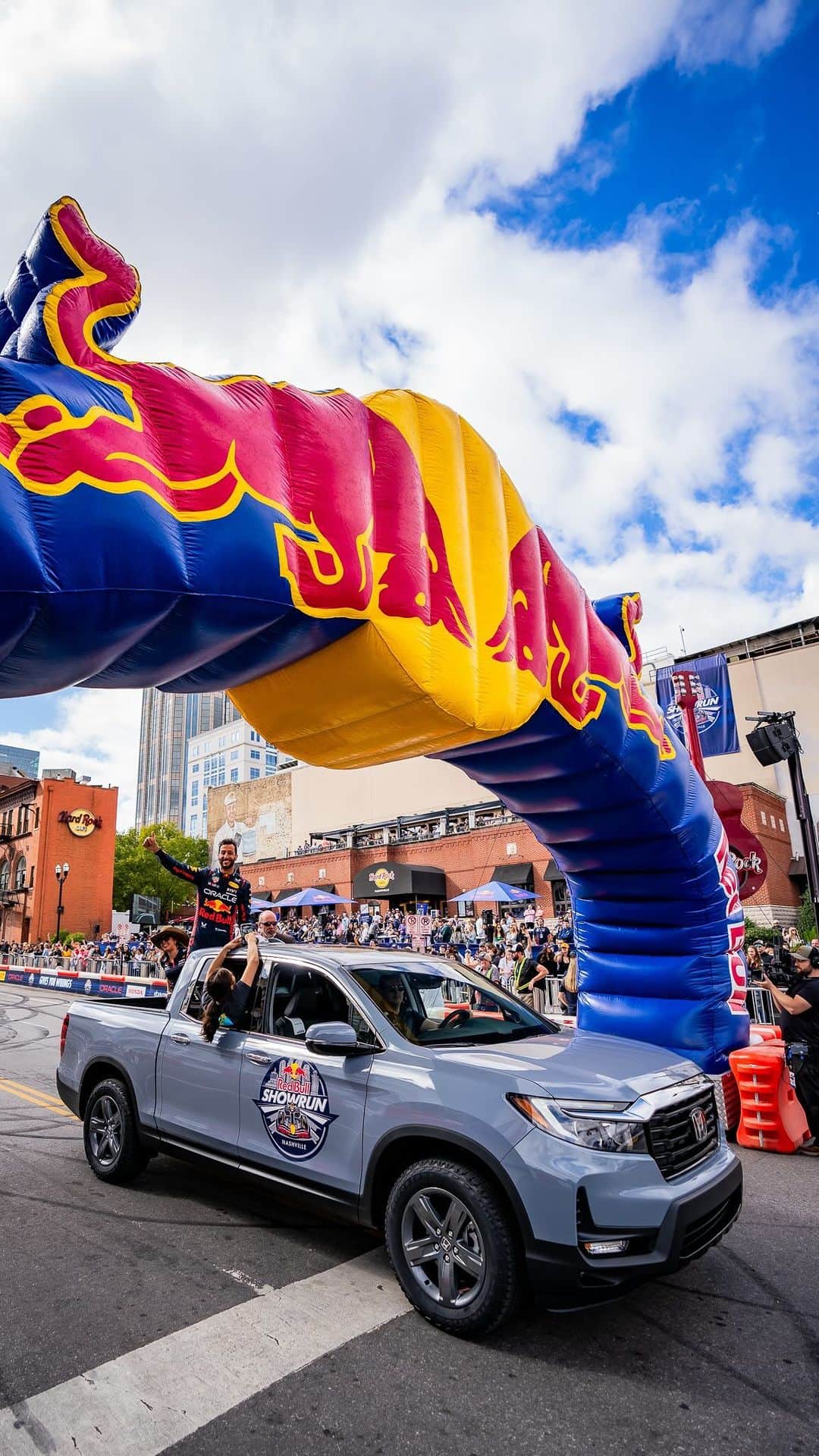 ホンダのインスタグラム：「It’s Vegas Race Week! 🎰 Throwing it back to when Honda took over the #RedBullShowrunNashville with @DanielRicciardo!  #PoweredByHonda #F1 #RedBullRacing」