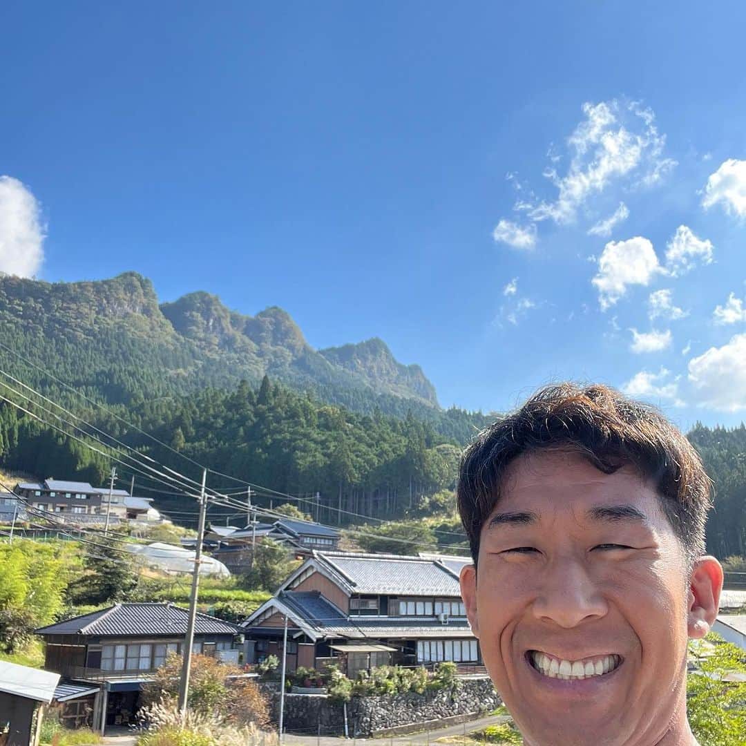 田村裕さんのインスタグラム写真 - (田村裕Instagram)「あなたの優しさに救われる人生がある。  その人がまた誰かを救う。  この世のぜーんぶ救われろ〜！！  #今日は笑えた? #笑えなかったとしても大丈夫 #僕が笑ってる #麒麟田村 #タムラ433 #smile #미소 #χαμόγελ #sonreír #gülümseme #ยิ้ม #全力笑顔」11月16日 2時01分 - hiroshi9393