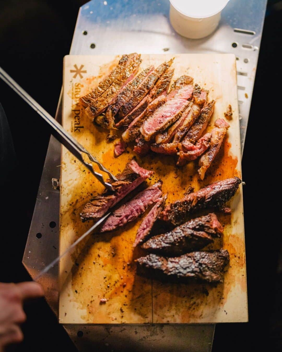 Snow Peak USAのインスタグラム：「Putting the Chopping Board Set to work. The folding birch cutting board is a must-have for camp chefs - whether you're dicing veggies or slicing steak.   #snowpeakusa #campinggear #camping #campkitchen」