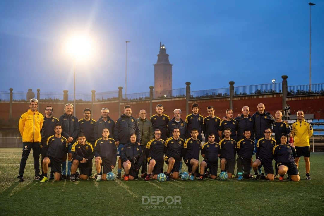 デポルティーボ・ラ・コルーニャのインスタグラム：「📸 O #DéporGenuine adestrou onte e recibiu a visita dos Veteranos do #Dépor.   ➡️ #OsNososGenuine viaxarán mañá a Tarragona para disputar a Fase 1 de #LaLigaGenuine organizada por @FundacionLaLiga.  ➡️ @Duacode, Vales&Asociados e @quironsalud apoian o equipo.」