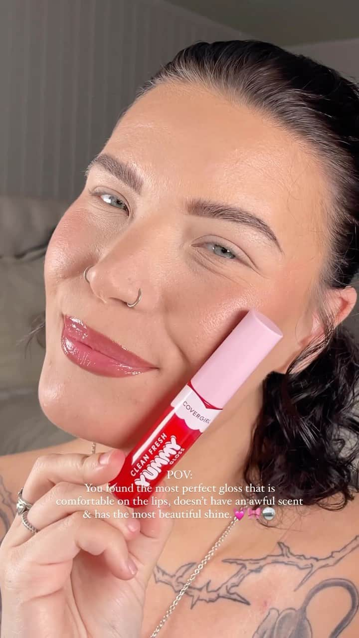 COVERGIRLのインスタグラム：「There’s a reason everyone loves Yummy Gloss 👏 @stephandbeauty is currently obsessed with shade My Strawbooty.   #EasyBreezyBeautiful #Covergirl」