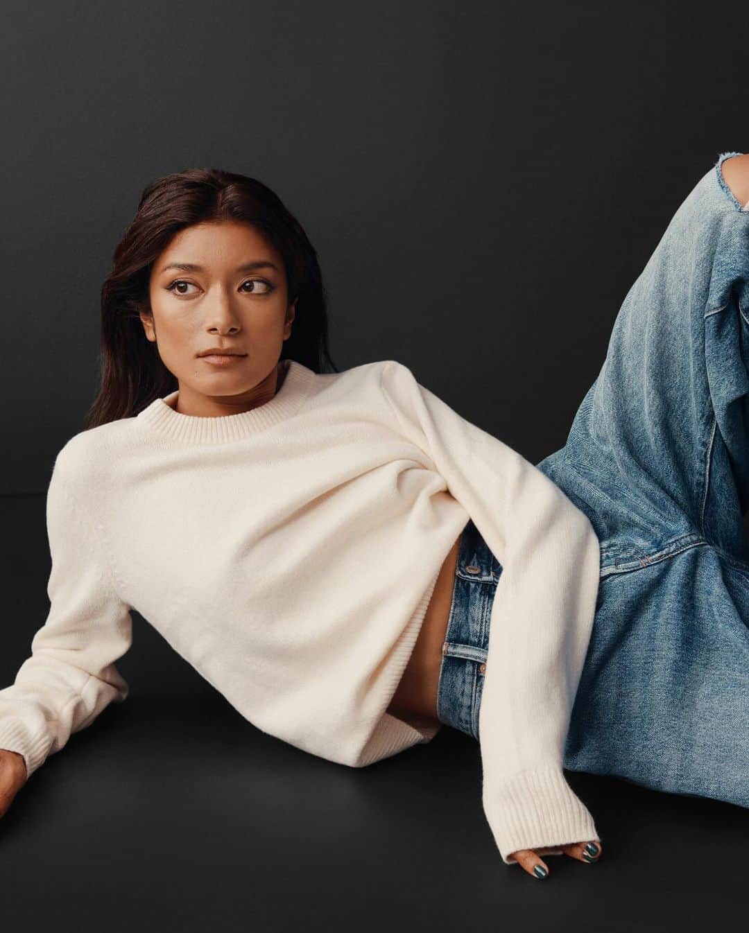 GAPのインスタグラム：「The easiest silhouette. Even simpler to care for in machine washable CashSoft. The Crewneck Sweater in CashSoft on Rola for Gap, Holiday 2023.  Link in bio to explore the full CashSoft collection.」