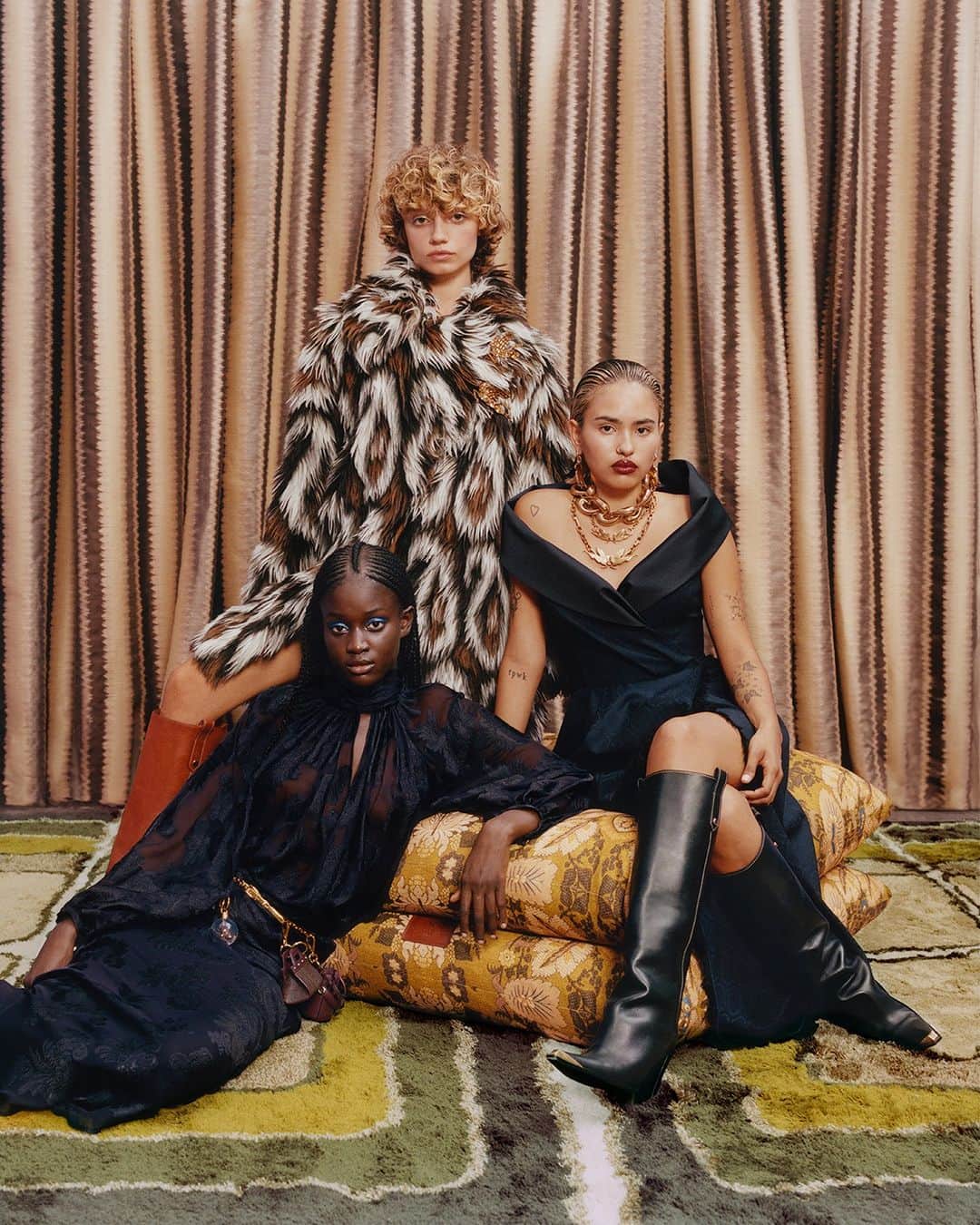 エトロのインスタグラム：「Discover the new Etro Holiday Collection and its grunge-meets-tailored vibes, rendered though fluffy layers, see-through textures and voluptuous silhouettes complemented with key accessories.   Explore Gifts of Joy on etro.com  #Etro」