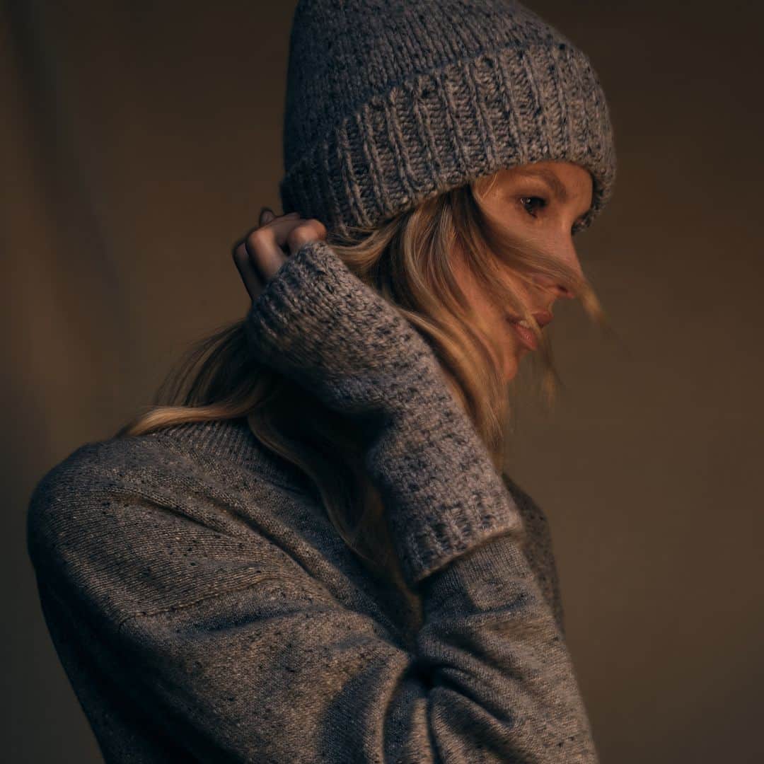 Johnstonsさんのインスタグラム写真 - (JohnstonsInstagram)「Redefine comfort and take on the season’s chill with our luxury Cashmere Accessories. Discover impeccably crafted scarves, hats, and gloves; a must for any cold-weather wardrobe.⁣ ⁣ ⁣ ⁣ ⁣ ⁣ ⁣ ⁣ ⁣ ⁣ #JohnstonsOfElgin #Cashmere #Accessories #CashmereAccessories #Scarf #CashmereScarf #Hat #CashmereHat #Gloves #CashmereGloves」11月16日 2時04分 - johnstonsofelgin