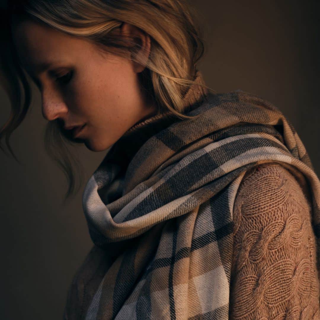 Johnstonsさんのインスタグラム写真 - (JohnstonsInstagram)「Redefine comfort and take on the season’s chill with our luxury Cashmere Accessories. Discover impeccably crafted scarves, hats, and gloves; a must for any cold-weather wardrobe.⁣ ⁣ ⁣ ⁣ ⁣ ⁣ ⁣ ⁣ ⁣ ⁣ #JohnstonsOfElgin #Cashmere #Accessories #CashmereAccessories #Scarf #CashmereScarf #Hat #CashmereHat #Gloves #CashmereGloves」11月16日 2時04分 - johnstonsofelgin