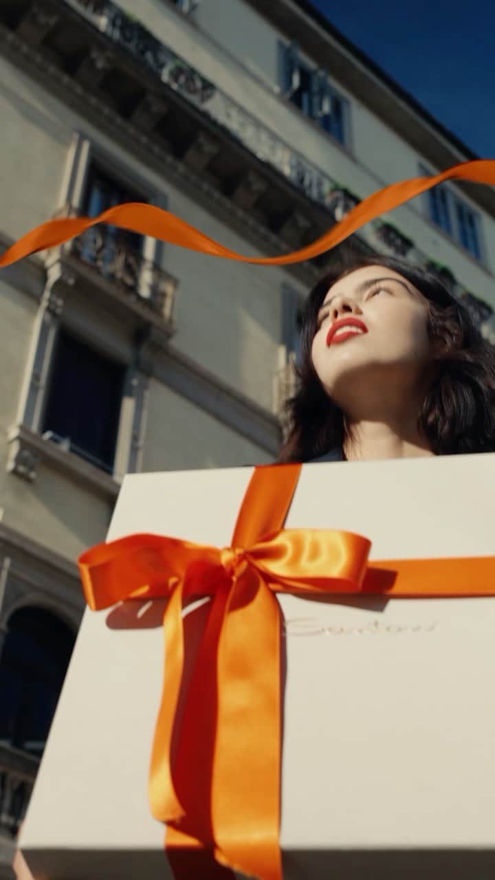 サントーニのインスタグラム：「Color. Wonder. Santoni. Our signature vibrant hue comes to unexpected life this holiday season. Watch how every step unlocks a burst of Arancio Santoni magic.   #Santoni #SantoniMagicalHoliday」
