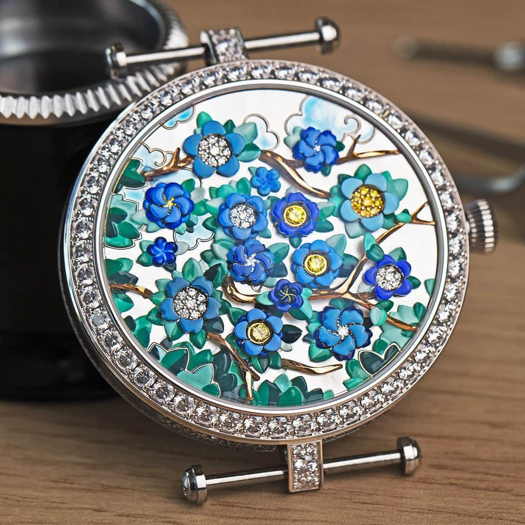 ヴァンクリーフ&アーペルのインスタグラム：「Witness the attention to detail behind the Lady Arpels Heures Florales watch. From the painting of the corollas, to the positioning of the petals and the assembling of the movement, craftsmen meticulously compose an enchanted garden.   #VCAHeuresFlorales #VCAPoeticComplications #VCAwatch #VanCleefArpels」