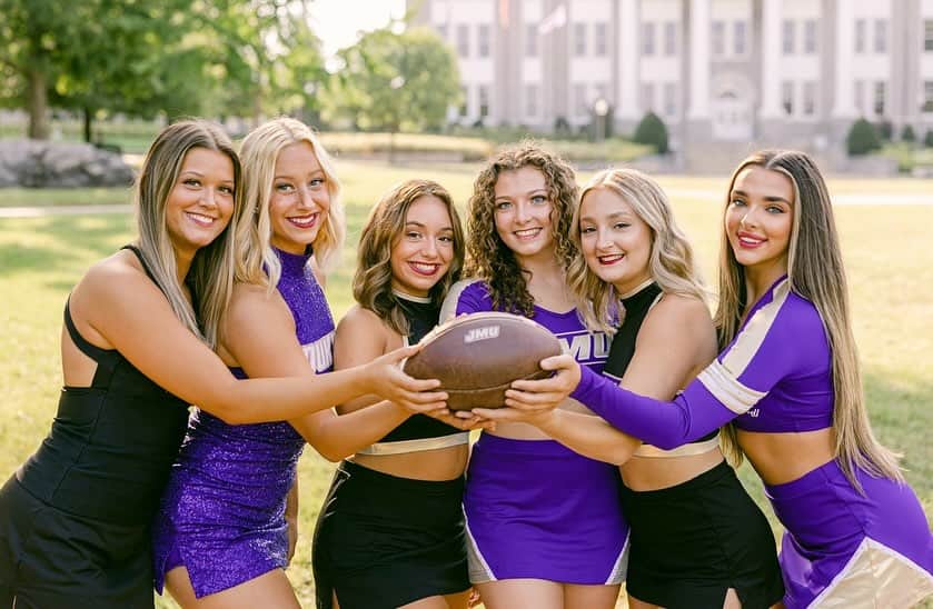 ケンドール・バーツのインスタグラム：「Let us bowl🏈🎳」