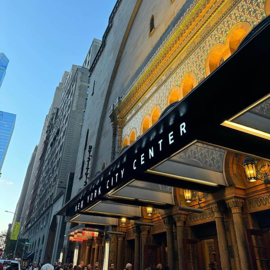 岡田育のインスタグラム：「🎶 If they asked me I could write a book, About the way you walk and whisper and look🎶 Yes. Literally bewitched, bothered, and bewildered. 📚 @nycitycenter  #paljoey #newyorkcitycenter  #パルジョーイ #夜の豹 . こっちもよかったよ！ 1957年の映画版を超えていく2023年のプロダクションだなぁという感想。お隣座った夫婦の反応が面白かった。これまた長文はBlueskyへ。」