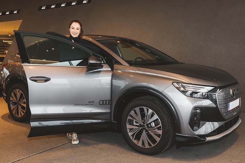 ニナ・デヴァエルのインスタグラム：「New wheels for new adventures ❤️‍🔥🛞   📸 @tdebelle  #audi #q4etronsportback #audibelgium #sponsored #grateful」