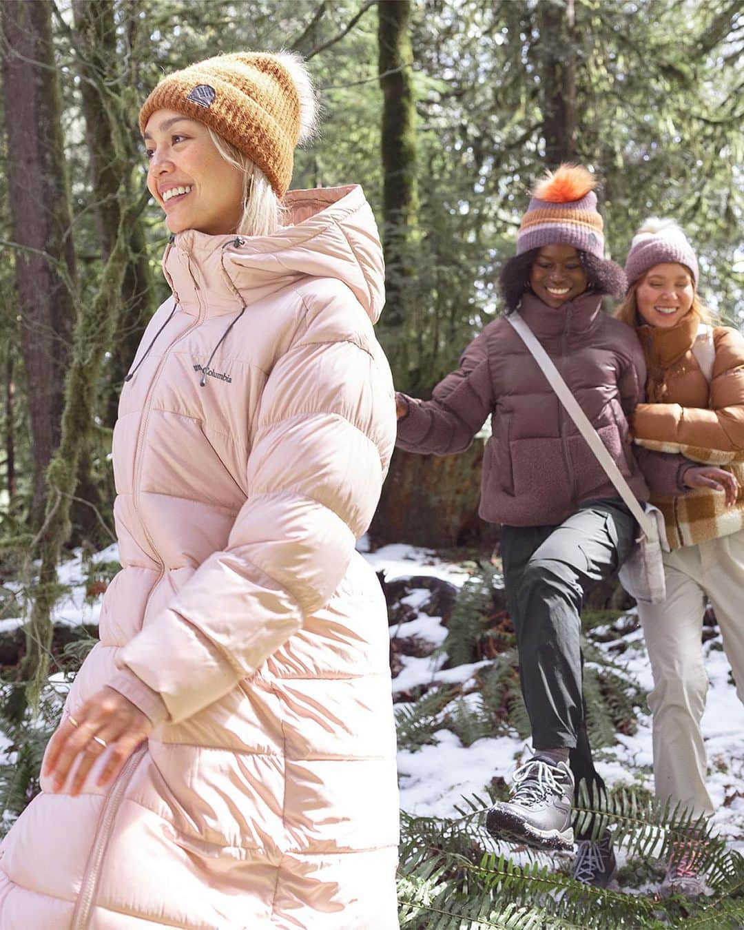 コロンビアのインスタグラム：「Extra-long coverage.  Lightweight and insulated, with thermal reflective lining and an adjustable hood, this cozy puffer features snapped side sides for comfort and mobility.」