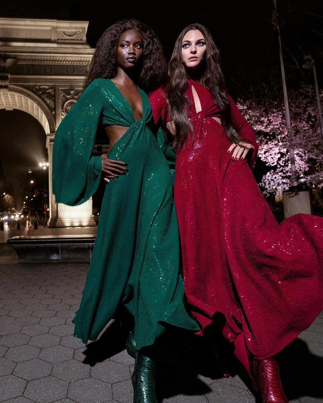 マイケルコースのインスタグラム：「Thousands of hand-embroidered sequins catch the light on this season's sweeping silhouettes.  Anok and Vittoria wear Looks 31 and 42 from the Fall/Winter 2023 #MichaelKorsCollection runway.   Shot by renowned duo @InezandVinoodh.」