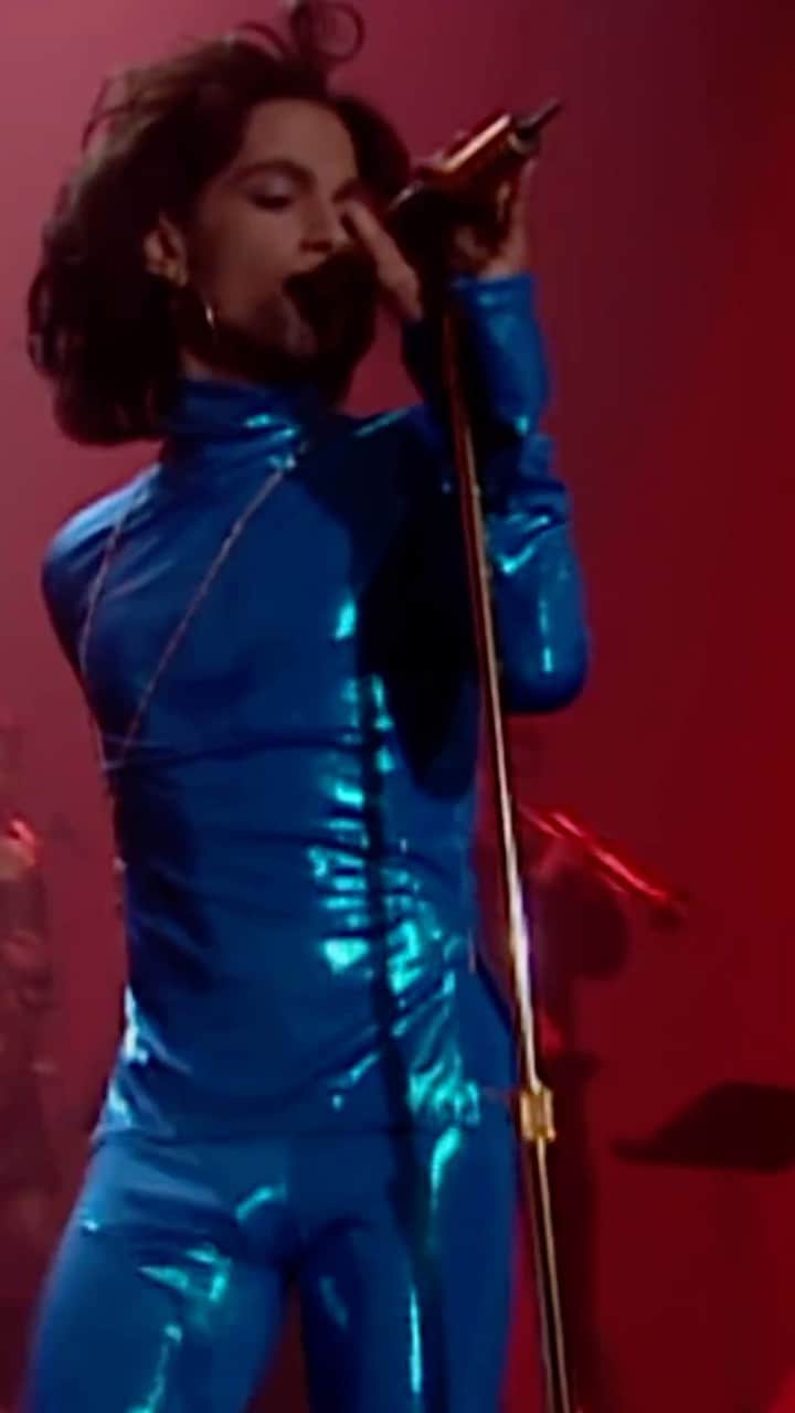 プリンスのインスタグラム：「“Kiss” live from the Rave Un2 The Year 2000, Prince’s legendary special from @officialpaisleypark that aired on New Year’s Eve in 1999.  #Prince #RaveUn2 #PaisleyPark #1999」