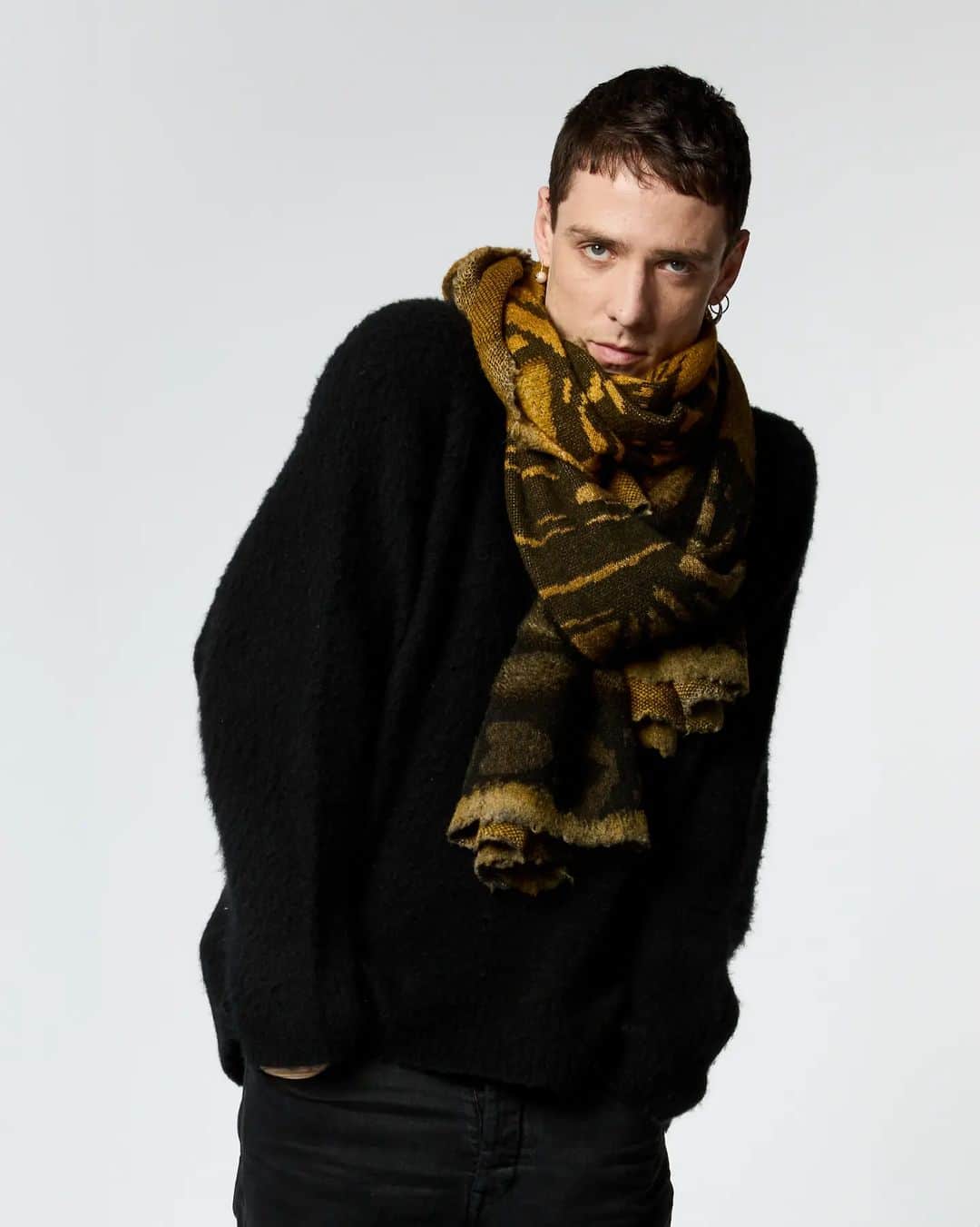 さんのインスタグラム写真 - (Instagram)「Let yourself be wrapped in a cuddle of pure cashmere #AvantToiFW23  #AvantToi  #AvantToiWorld #AvantToiColors #ArtToWear #FW23 #winter #madeinitaly  #cashmere #scarf #knitwear #cashmerelove #staywarm」11月16日 2時14分 - avant_toi.it