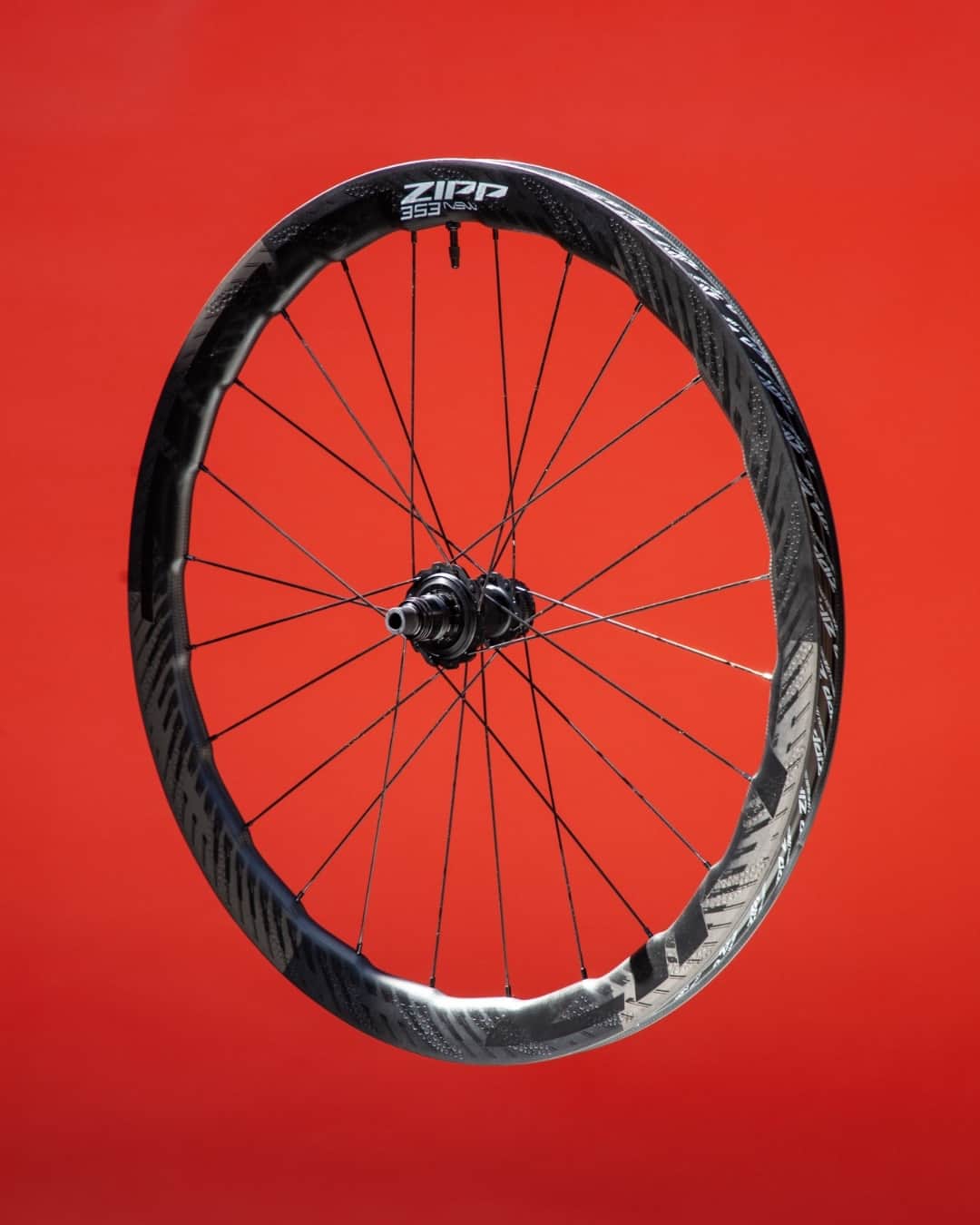 Zipp Speed Weaponryさんのインスタグラム写真 - (Zipp Speed WeaponryInstagram)「The 353 NSW is the pinnacle of our pursuit of versatility and speed. With its undulating 45-mm deep rim shape, the 353 NSW provides speed on every terrain with best-in-class aerodynamic efficiency and crosswind stability. . It also looks like a piece of art. 📸 @abovecategory」11月16日 2時15分 - zippspeed