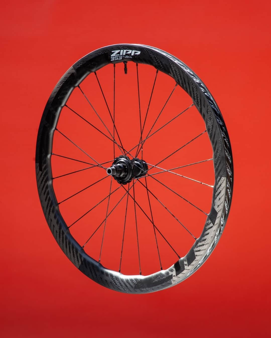 Zipp Speed Weaponryのインスタグラム：「The 353 NSW is the pinnacle of our pursuit of versatility and speed. With its undulating 45-mm deep rim shape, the 353 NSW provides speed on every terrain with best-in-class aerodynamic efficiency and crosswind stability. . It also looks like a piece of art. 📸 @abovecategory」