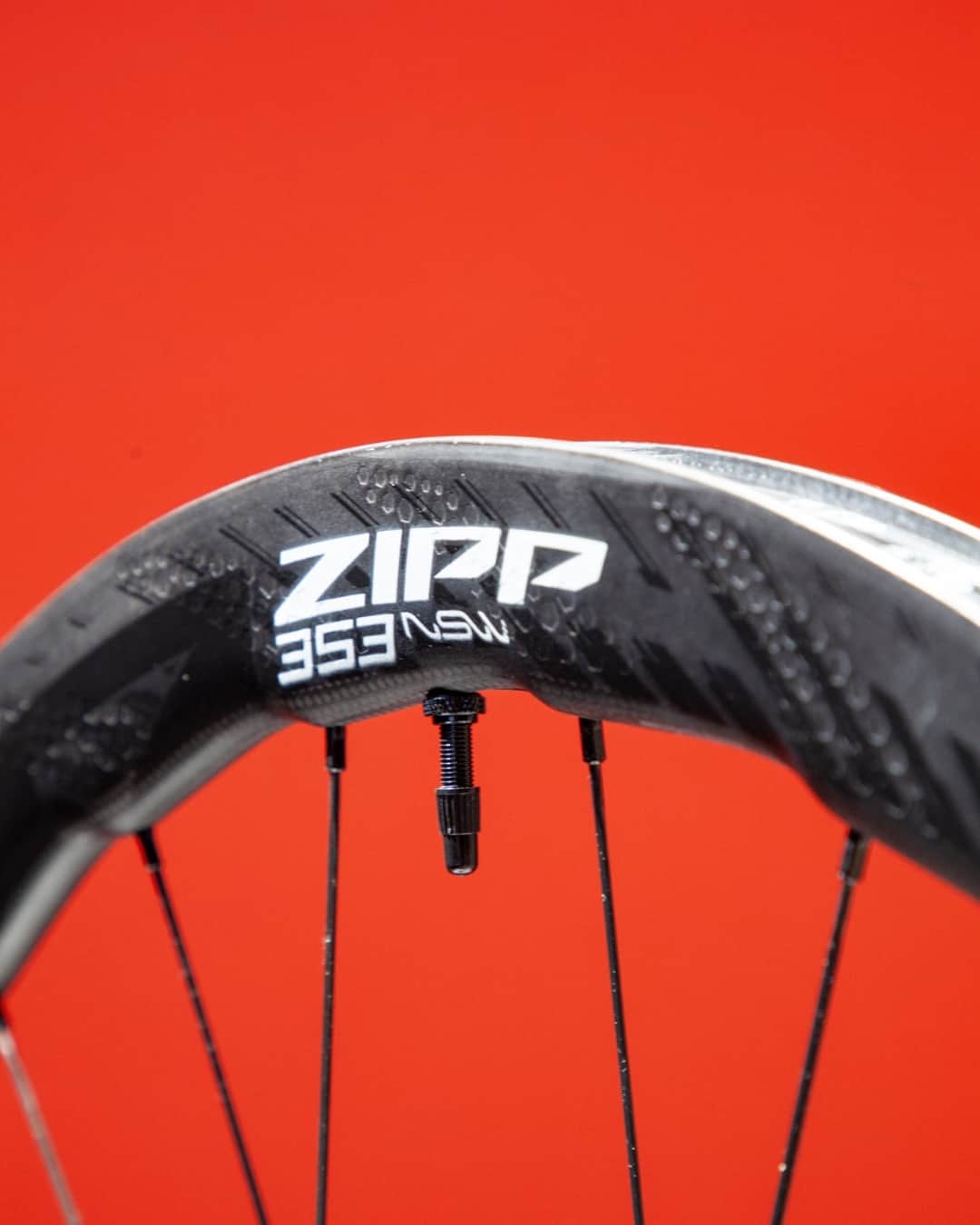 Zipp Speed Weaponryさんのインスタグラム写真 - (Zipp Speed WeaponryInstagram)「The 353 NSW is the pinnacle of our pursuit of versatility and speed. With its undulating 45-mm deep rim shape, the 353 NSW provides speed on every terrain with best-in-class aerodynamic efficiency and crosswind stability. . It also looks like a piece of art. 📸 @abovecategory」11月16日 2時15分 - zippspeed