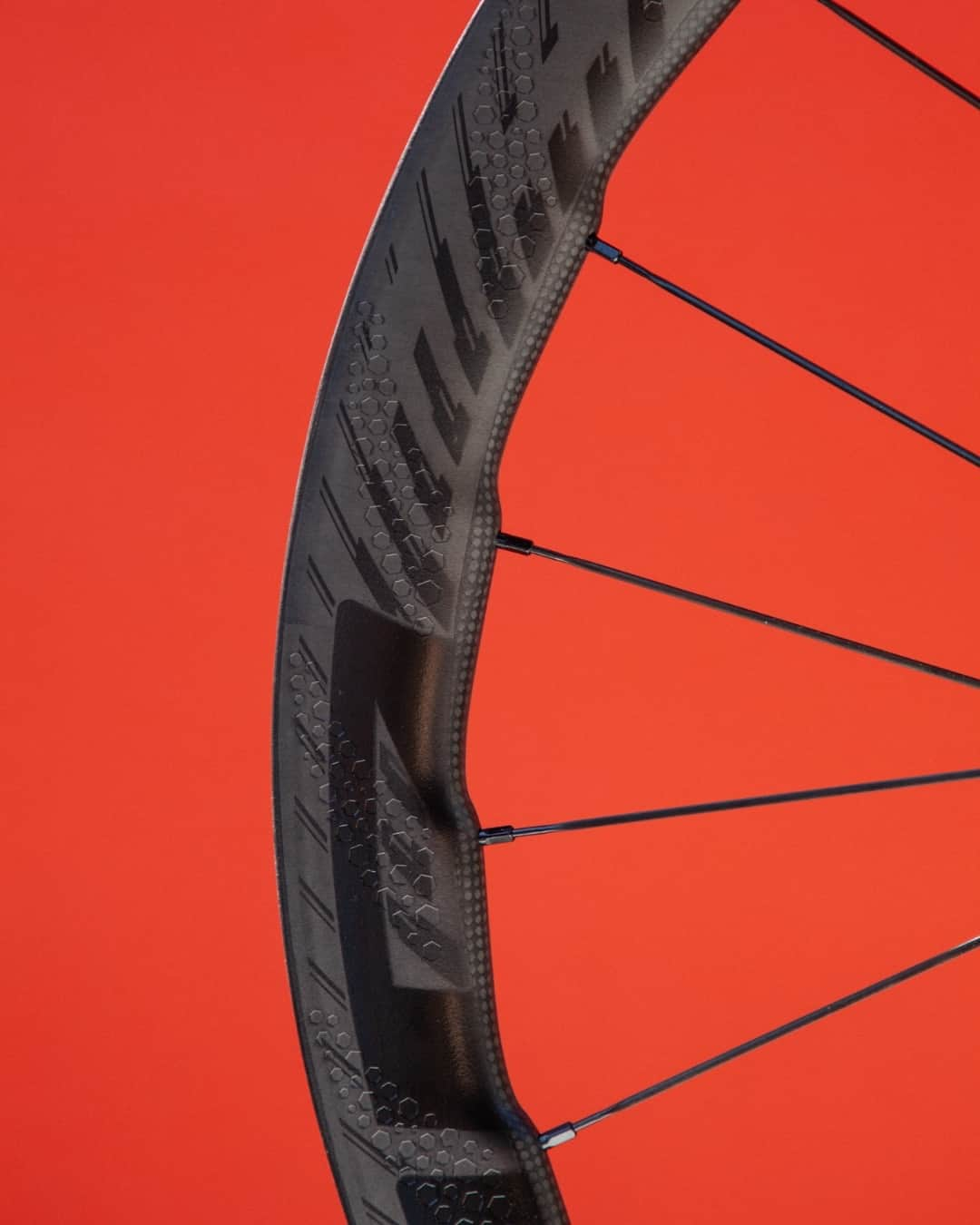 Zipp Speed Weaponryさんのインスタグラム写真 - (Zipp Speed WeaponryInstagram)「The 353 NSW is the pinnacle of our pursuit of versatility and speed. With its undulating 45-mm deep rim shape, the 353 NSW provides speed on every terrain with best-in-class aerodynamic efficiency and crosswind stability. . It also looks like a piece of art. 📸 @abovecategory」11月16日 2時15分 - zippspeed