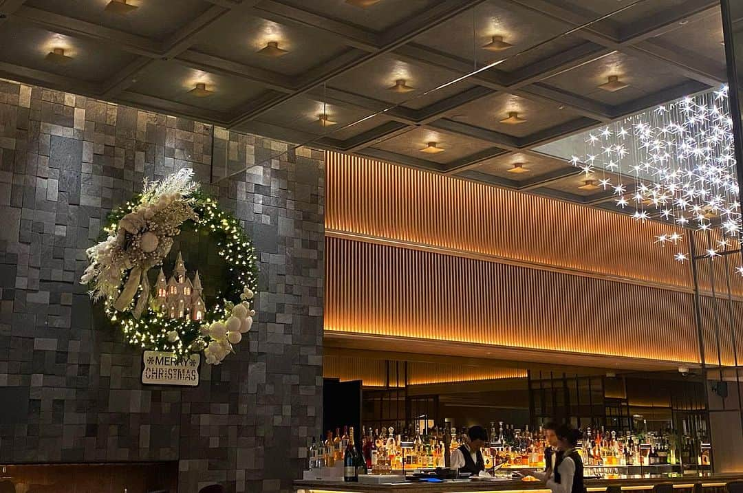 InterContinental Tokyo Bayさんのインスタグラム写真 - (InterContinental Tokyo BayInstagram)「. クリスマスのご予定はお決まりでしょうか。  🎄プレミアムクリスマスライブディナー🍽  12月24日に一夜限りのクリスマスディナーイベントを開催いたします。 煌めく東京湾の夜景とライブ演奏でロマンティックなクリスマスイブを演出。  220度のパノラマビューの会場で煌びやかなレインボーブリッジを始めとする東京湾岸夜景とともに、ヴォーカルとピアノによるライブ演奏が響くシックな空間で、クリスマスディナーをお楽しみいただけるイベントです🎶  🍽フランス料理の世界大会で受賞歴を持つ、ホテル総料理長 中宇祢満也が手掛ける料理は、素材や風味を最大限に活かした聖夜に相応しいコースをご用意いたしました。  🥂乾杯酒にシャンパンをご用意し華やかにディナーをスタート。料理に合わせて白・赤ワインやカクテルなどもフリードリンクでお楽しみいただけます。  ✨詳細はプロフィールから  #intercontinentaltokyobay  #ホテルインターコンチネンタル東京ベイ  #インターコンチネンタル東京ベイ #クリスマスイベント #クリスマスディナー #クリスマスコース  #レインボーブリッジ夜景  #クリスマスライブ  #夜景の見えるホテル #クリスマスデート  #クリスマス料理  #クリスマスメニュー  #クリスマスイルミネーション  #ホテルクリスマス  #レインボーブリッジ  #レインボーブリッジ夜景  #intercontinental  #12月24日」11月16日 2時15分 - intercontitokyobay