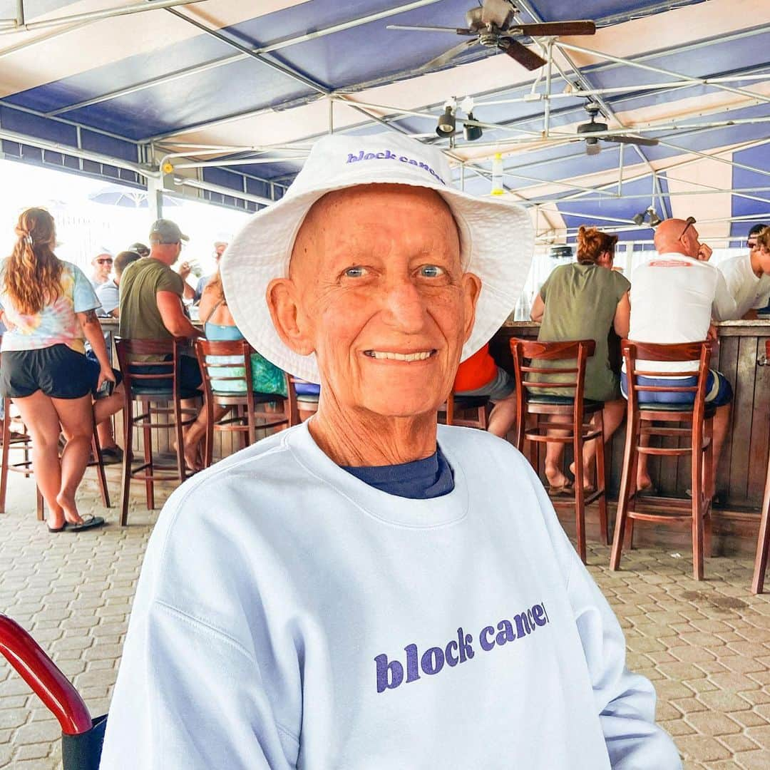 エリザベス・バイゼルさんのインスタグラム写真 - (エリザベス・バイゼルInstagram)「it’s me! holding a mug that my dad received from @ribloodcenter after he donated his 6th gallon of blood (he was amazing)!   thanksgiving week has a historically low volume of blood donation appointments. the holiday season is busy (i get it), but the need for blood doesn’t pause just because of a holiday.   carve out time this week to donate blood and help save a life during the time of year we need it most.」11月16日 2時16分 - ebeisel34