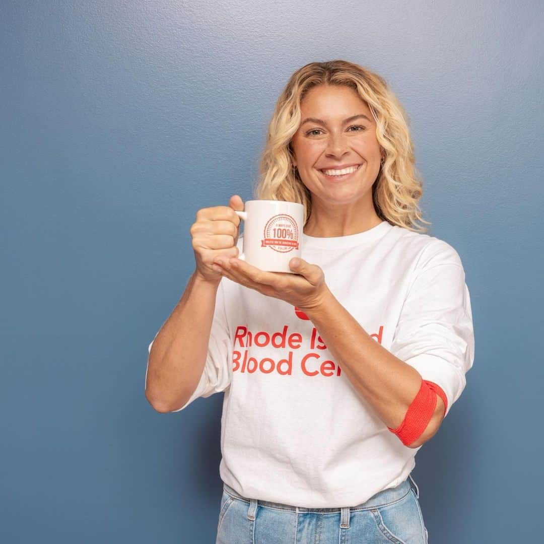 エリザベス・バイゼルのインスタグラム：「it’s me! holding a mug that my dad received from @ribloodcenter after he donated his 6th gallon of blood (he was amazing)!   thanksgiving week has a historically low volume of blood donation appointments. the holiday season is busy (i get it), but the need for blood doesn’t pause just because of a holiday.   carve out time this week to donate blood and help save a life during the time of year we need it most.」