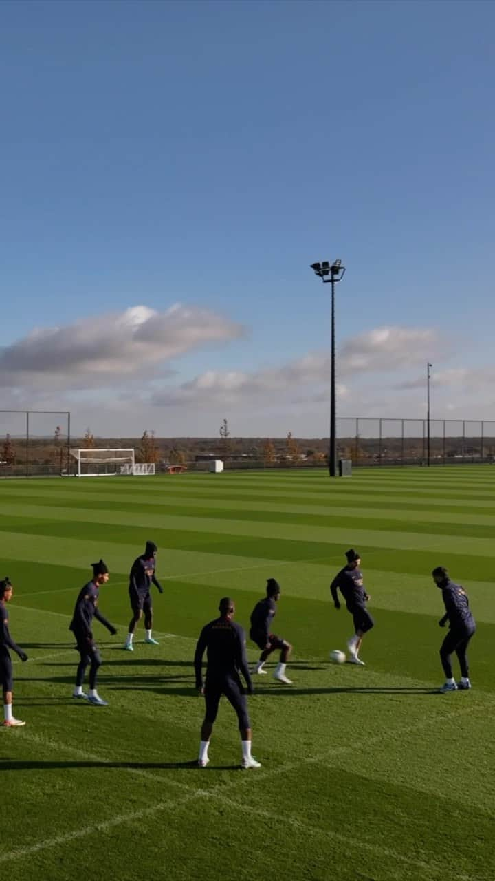 パリ・サンジェルマンFCのインスタグラム：「🆙🆒  Today Parisians’ training session… from the sky!  La séance d’entraînement de nos Parisiens… depuis le ciel !   #ParisSaintGermain #PSG #CampusPSG」