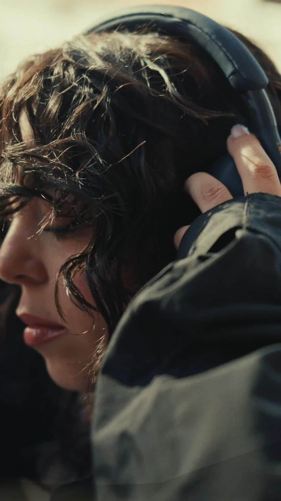 sonyのインスタグラム：「Embracing what makes us different can lead us to our greatest accomplishments.  Find out how @AliciaCreti was inspired by those closest to her and discovered how to be unapologetically herself in the season finale of Momentum. Link in bio to watch now #ForTheMusic #SonyMomentum」