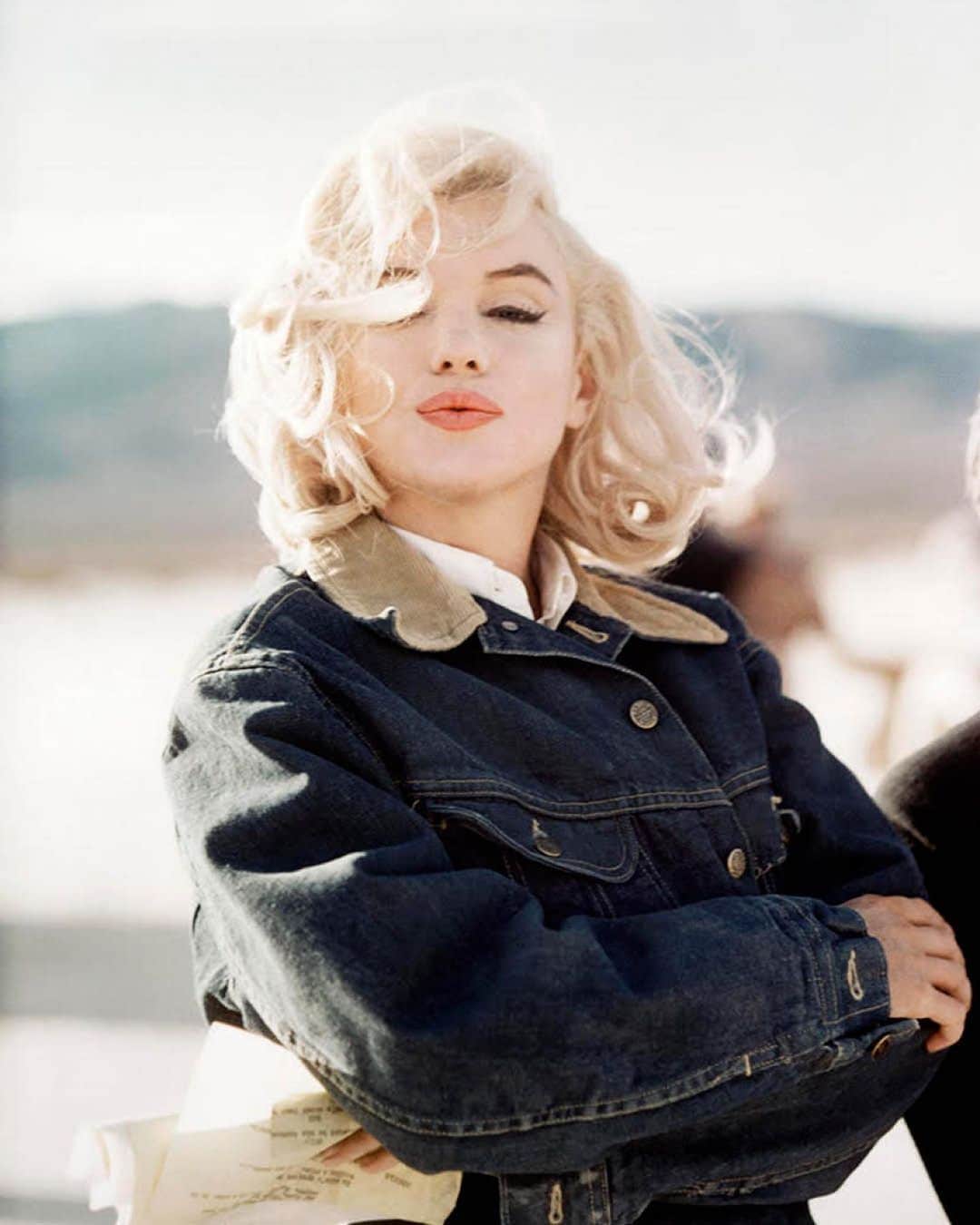 Magnum Photosのインスタグラム：「The @evearnoldphotographer estate has launched an archival print sale to support the work of digitizing and making available Eve Arnold's vast archive of 250,000 images 📸 ⁠ ⁠ In this initial release, three archival 10x12 prints of Marilyn Monroe (edition of 250) on the set of The Misfits are available for £280 (including worldwide shipping) for a limited time only.⁠ ⁠ Made in Italy by Arnold's bespoke master printer, Danny Pope (@dp.thekeeper), each print is editioned, captioned and stamped by hand on the reverse, in keeping with her tradition.⁠ ⁠ Pope worked closely with Arnold to produce her prints. Though many of the processes and technologies they used are no longer available, Pope has crafted and refined a technique of printing digital files that successfully captures the analog quality that was so important to Arnold. ⁠ ⁠ 🔗 To support the Eve Arnold estate's archival print sale, tap the link in the @magnumphotos bio. ⁠ ⁠ PHOTOS: Marilyn Monroe during the filming of The Misfits, directed by John Huston. Nevada. USA. 1960. ⁠ ⁠ © @evearnoldphotographer / Magnum Photos」