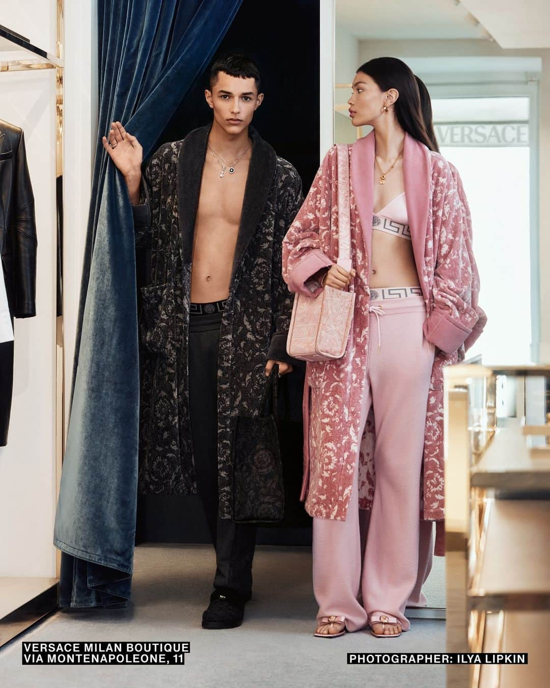 ジャンニヴェルサーチさんのインスタグラム写真 - (ジャンニヴェルサーチInstagram)「Barocco bathrobes for #VersaceHoliday  Adam wears Barocco bathrobe; sweatpants; Barocco Medusa mules - Heather wears Barocco bathrobe; flared towel pants; Gianni Ribbon satin sandals; Athena tote bag  Now at Versace.com via the link in bio  Photography by Ilya Lipkin  #VersaceAthena #Versace」11月16日 2時21分 - versace