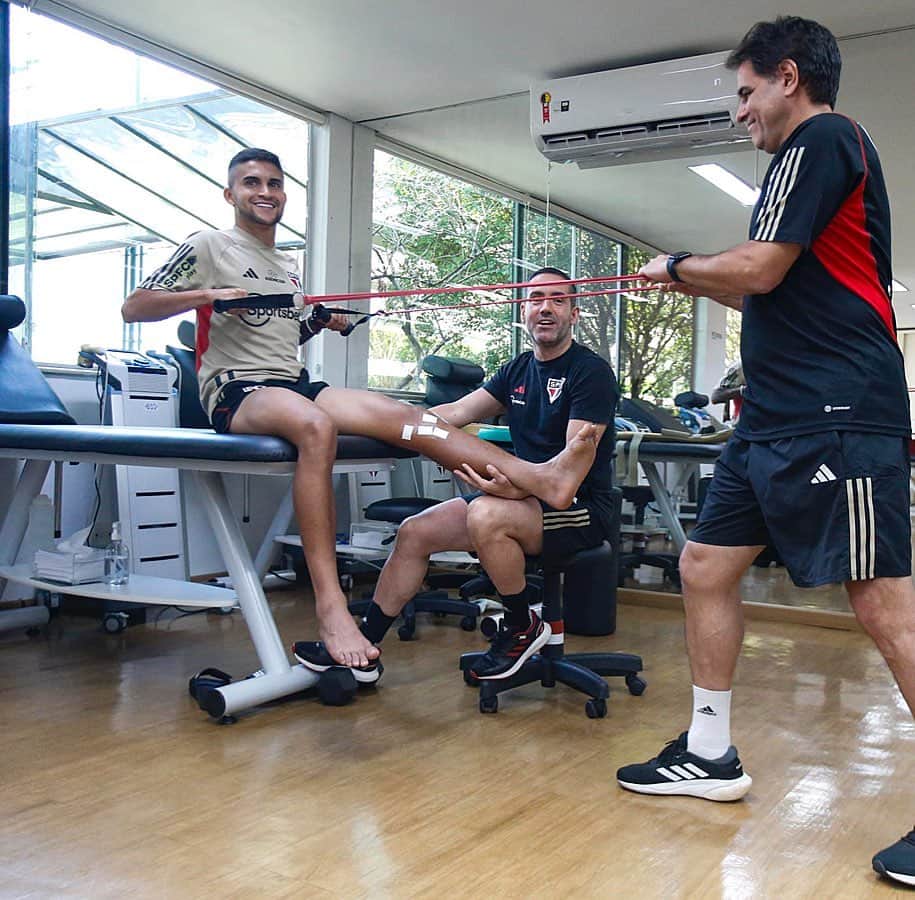 São Paulo FCのインスタグラム：「Primeira semana de recuperação ☑️  @nestor_, que se recupera de cirurgia ligamentar no joelho esquerdo, tem trabalhado com os fisioterapeutas no REFFIS Plus.  #MadeInCotia #VamosSãoPaulo 🇾🇪  📸 Miguel Schincariol / saopaulofc」